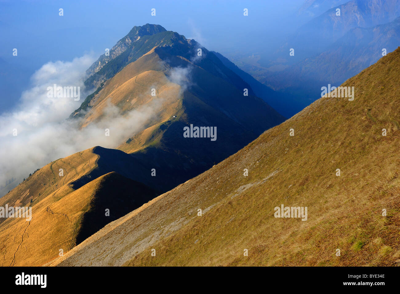 Bergrücken mit Nebel, Allgäuer Alpen, Kleinwalsertal Tal, Vorarlberg, Österreich, Europa Stockfoto