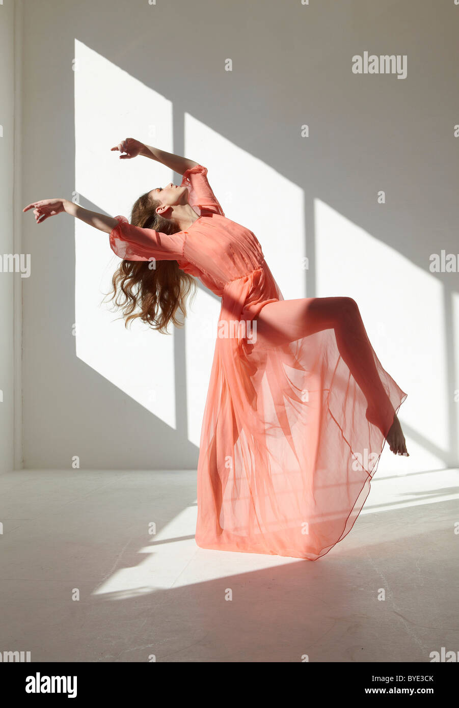 Ballett-Tänzerin trägt ein rotes Kleid in einer Tanz-pose Stockfoto
