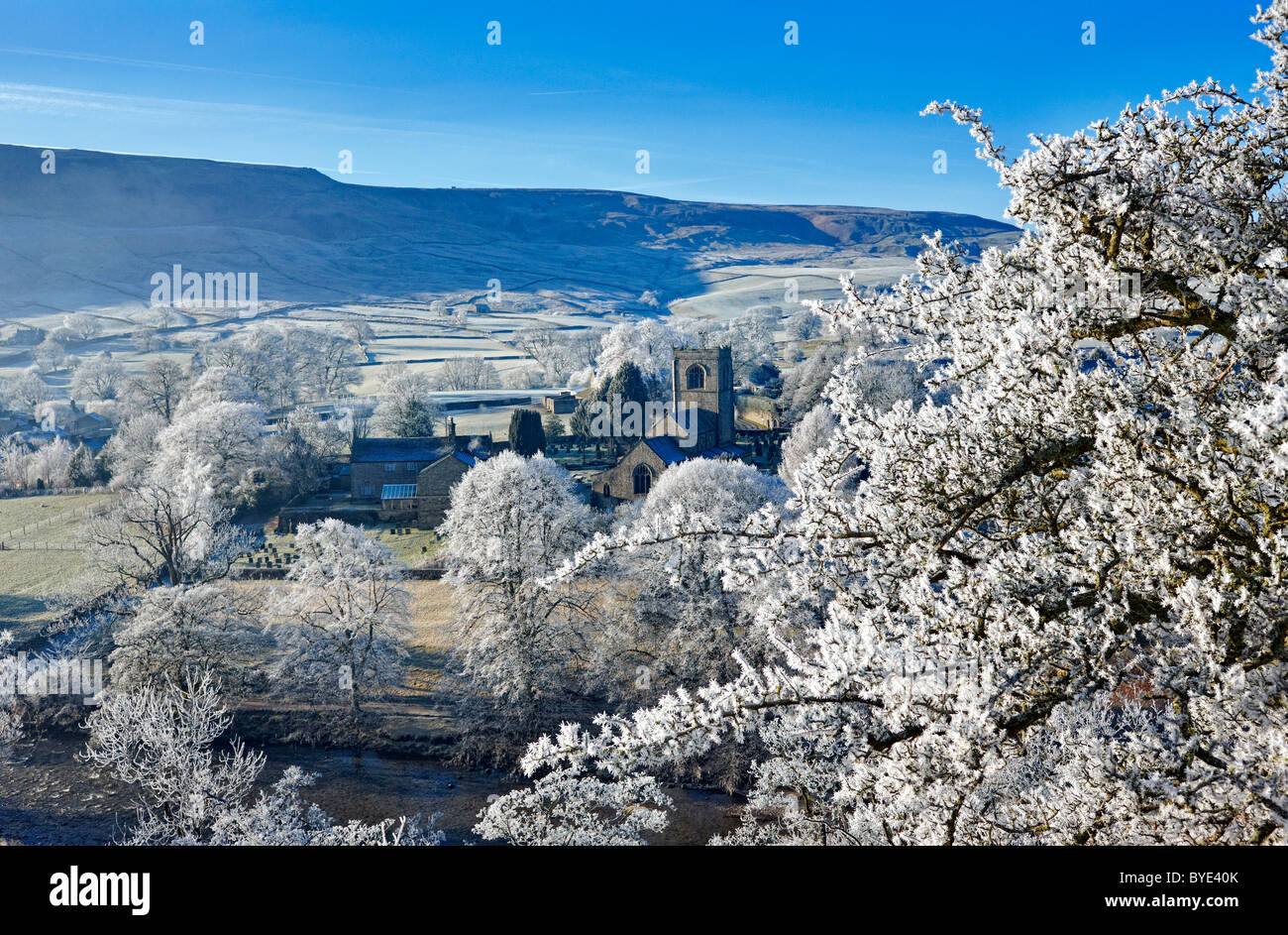 Burnsall Dorf in den Yorkshire Dales, Bäume bedeckt mit Raureif, Winter-UK Stockfoto