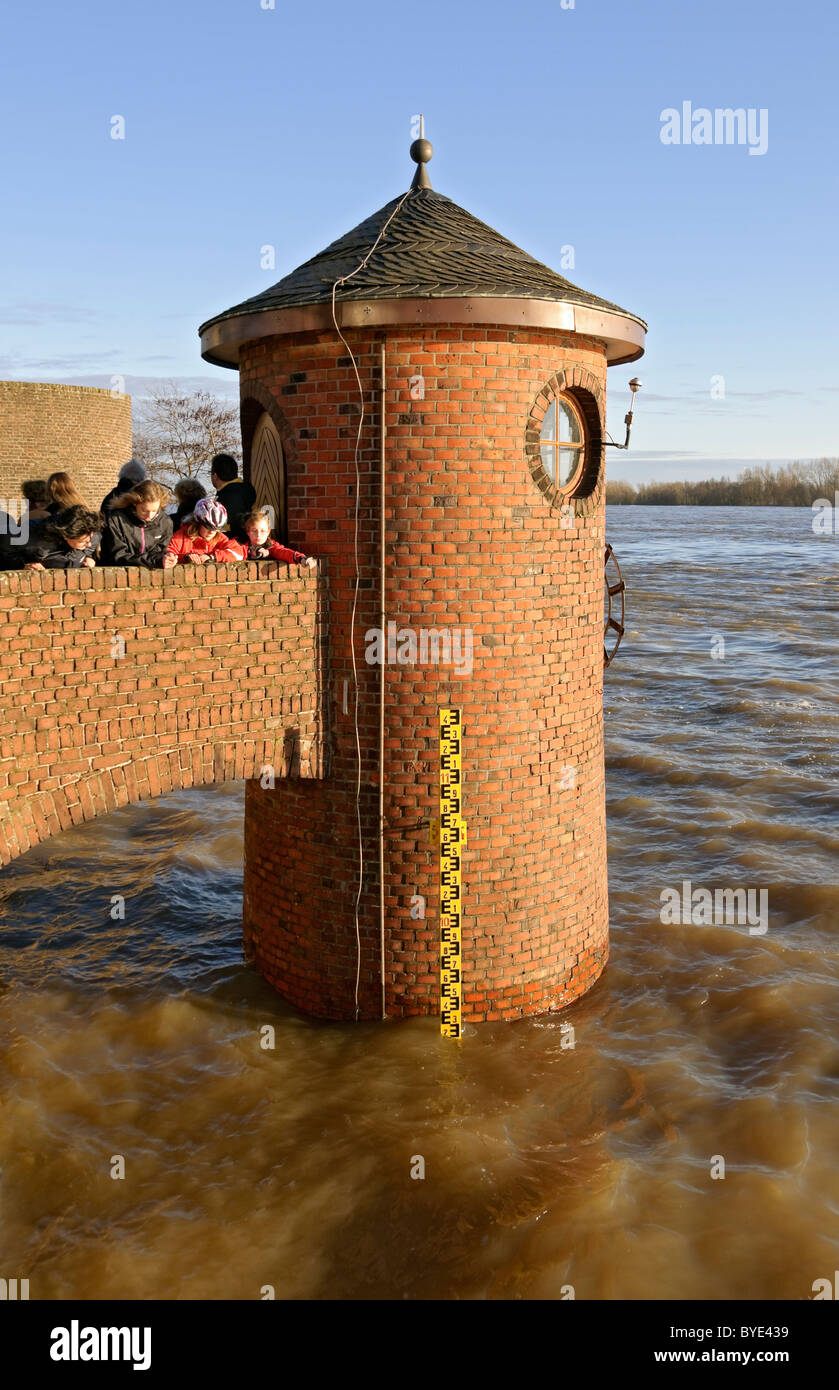 Pegeluhr und Hochwasser am Niederrhein bei Rees, Germany. Stockfoto
