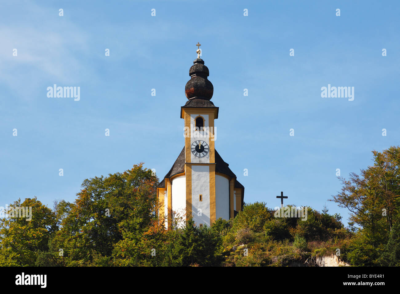 St. Pancras Church in Karlstein in der Nähe von Bad Reichenhall, Berchtesgadener Land, Landkreis, Oberbayern, Deutschland, Europa Stockfoto