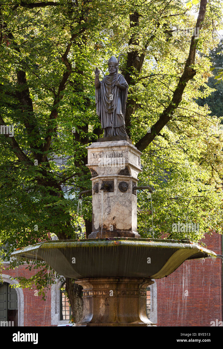 Brunnen mit einer Statue des St. Vigilius, Vergil, im Innenhof der alten Saline Bad Reichenhall Stockfoto