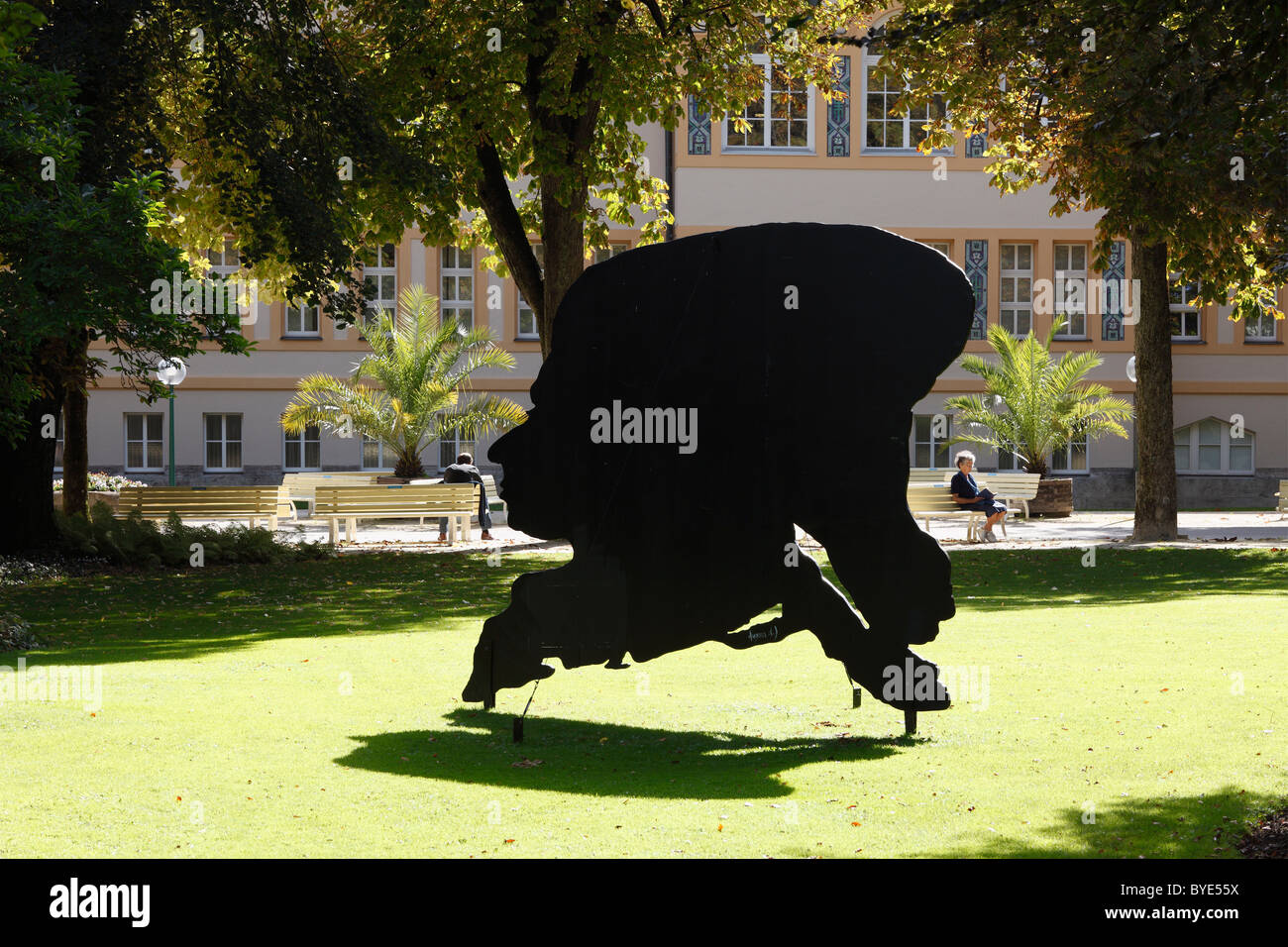 Mozarts Schatten, Schatten Mozarts, Skulptur von Angerer dem jüngeren, 2004, Kurpark Bad Reichenhall Stockfoto