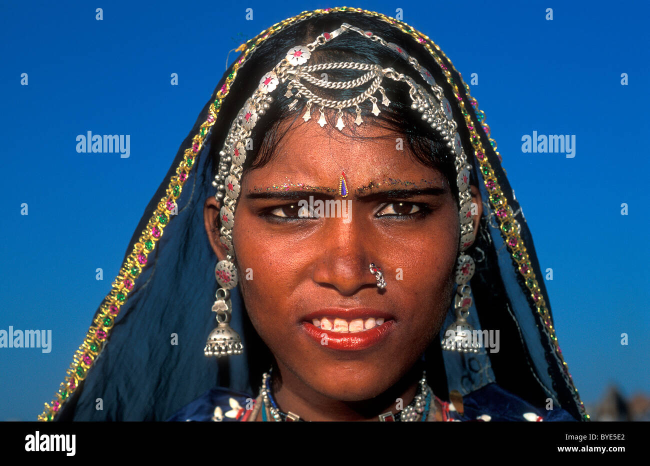 Porträt einer jungen, schönen indischen Frau trägt eine Kopfschmuck, Pushkar, Rajasthan, Indien, Asien Stockfoto