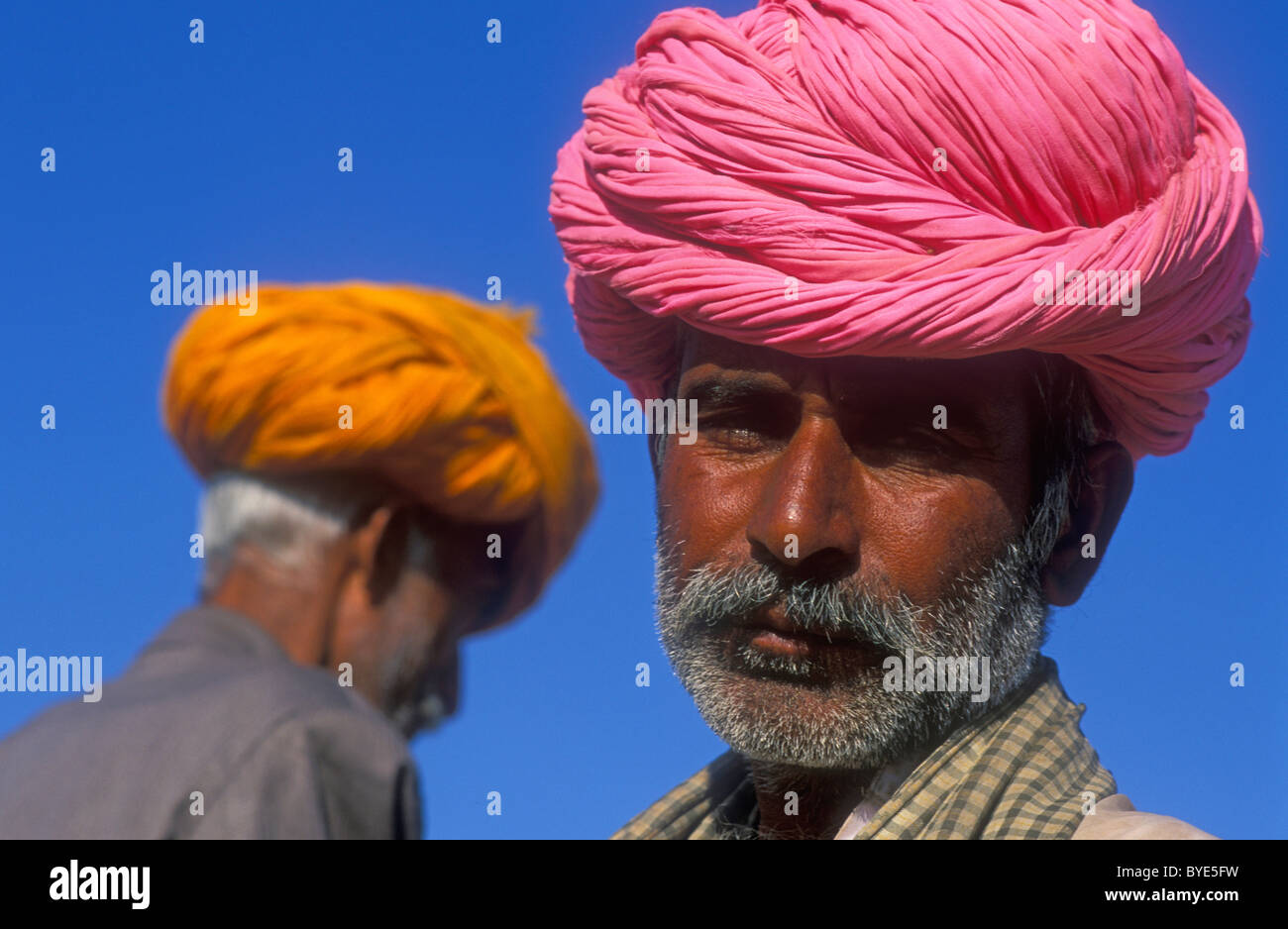 Porträt eines indischen Mannes, Rajasthani mit rosa Turban, Pushkar, Rajasthan, Indien, Asien Stockfoto