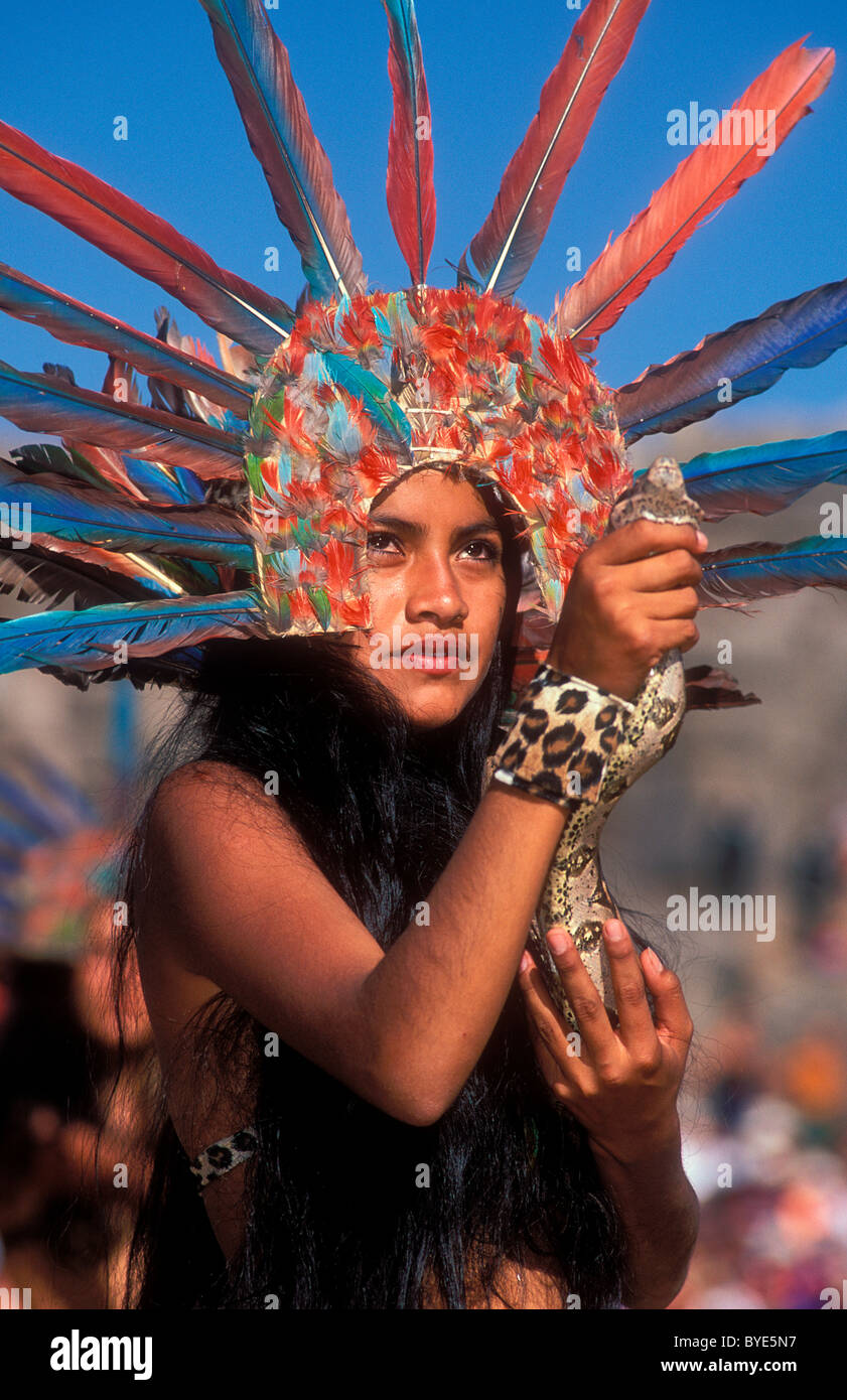 Tänzer tragen einen Feder Kopfschmuck und eine lebende Schlange in ihren Händen hält, während Inti Raymi Schlange Stockfoto