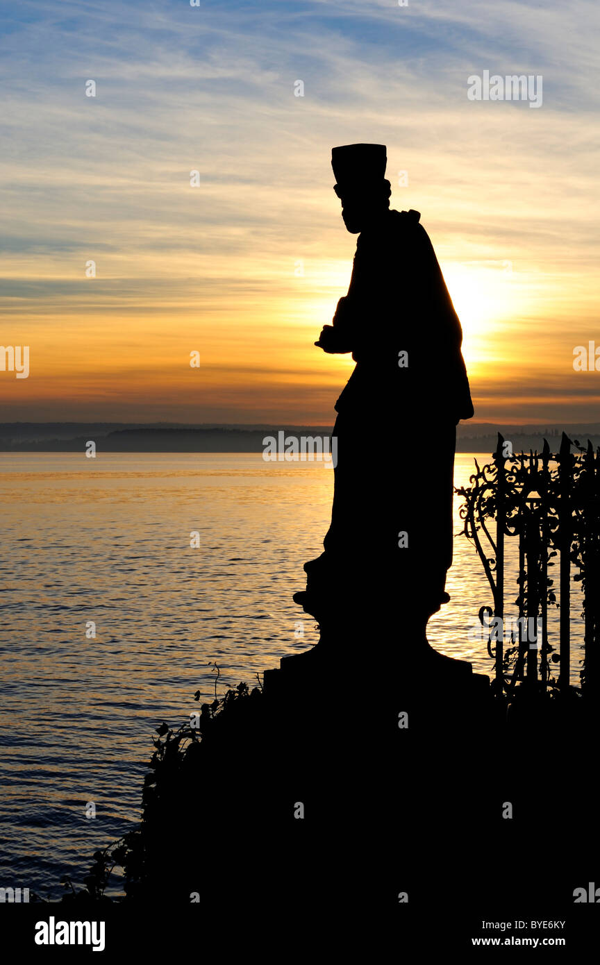 Silhouette der Heilige Statue des St. Nepomuk, Schutzpatron der Brücken an den Ufern des Meersburg, vor dem Bodensee Stockfoto