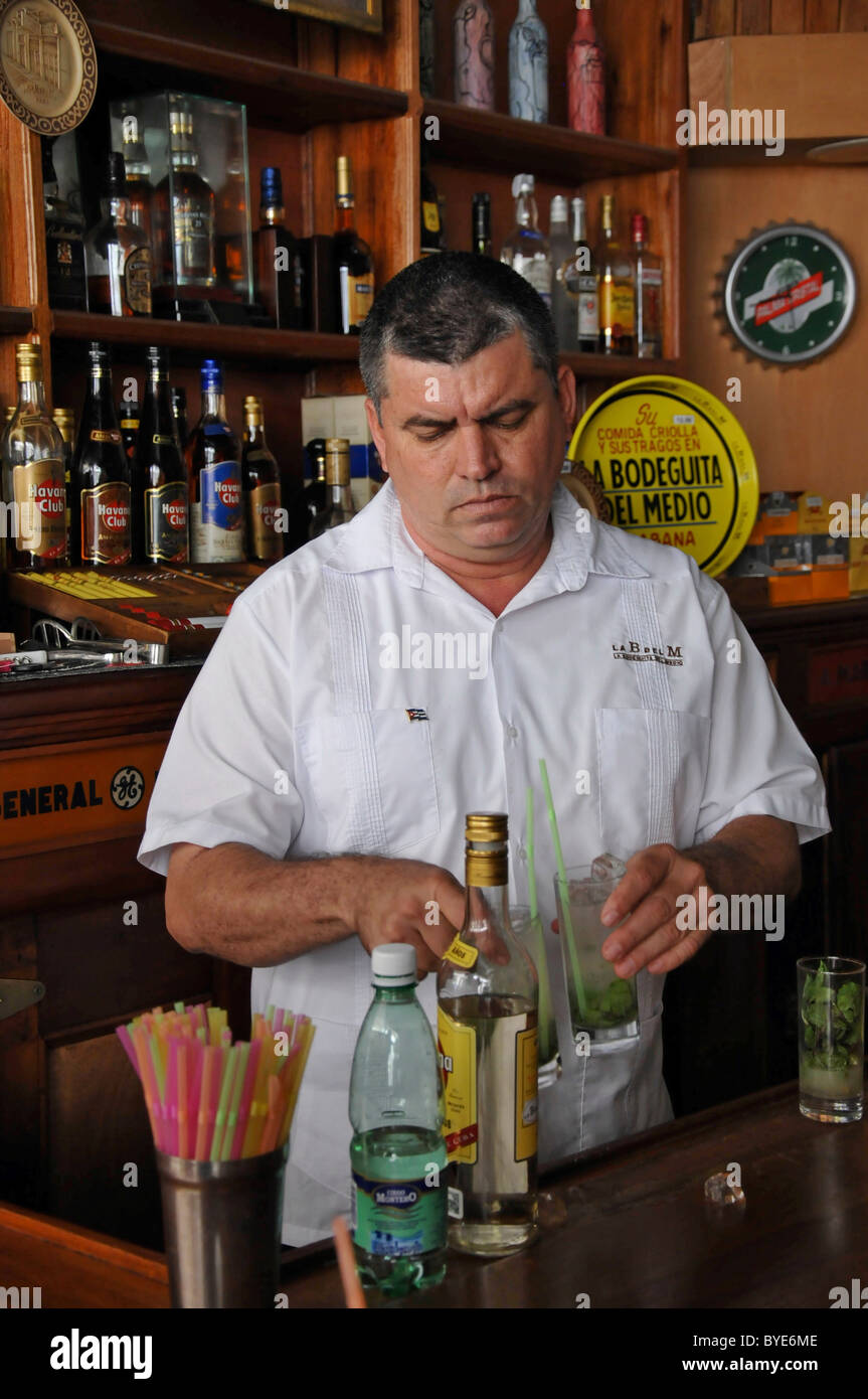 Barkeeper mixen einen Mojito Cocktail mit Rum, Minze und Limette, La Bodeguita del Medio, empedrado 207, Altstadt, Havanna, Kuba Stockfoto