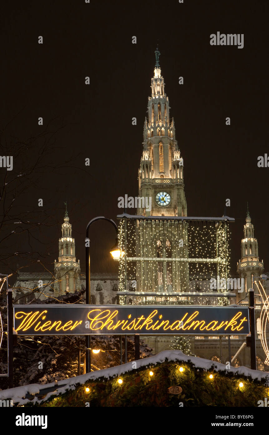 Wien Weihnachtsmarkt mit Rathaus am Rathausplatz, Ringstraße, Wien, Austria, Europe Stockfoto