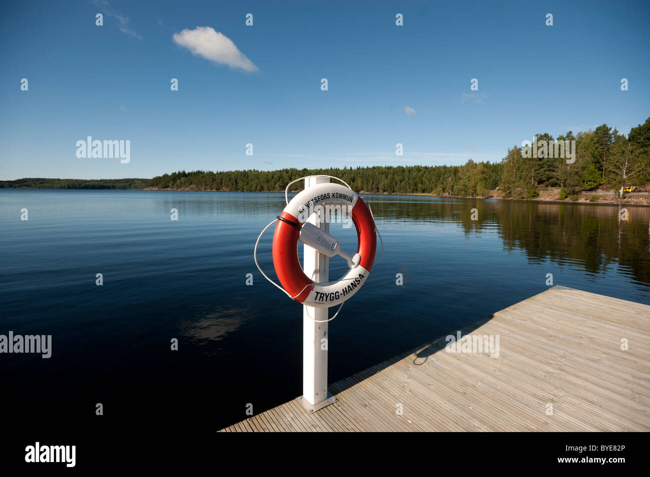 Schwimmende Plattform mit einem Rettungsring, Schweden, Europa Stockfoto