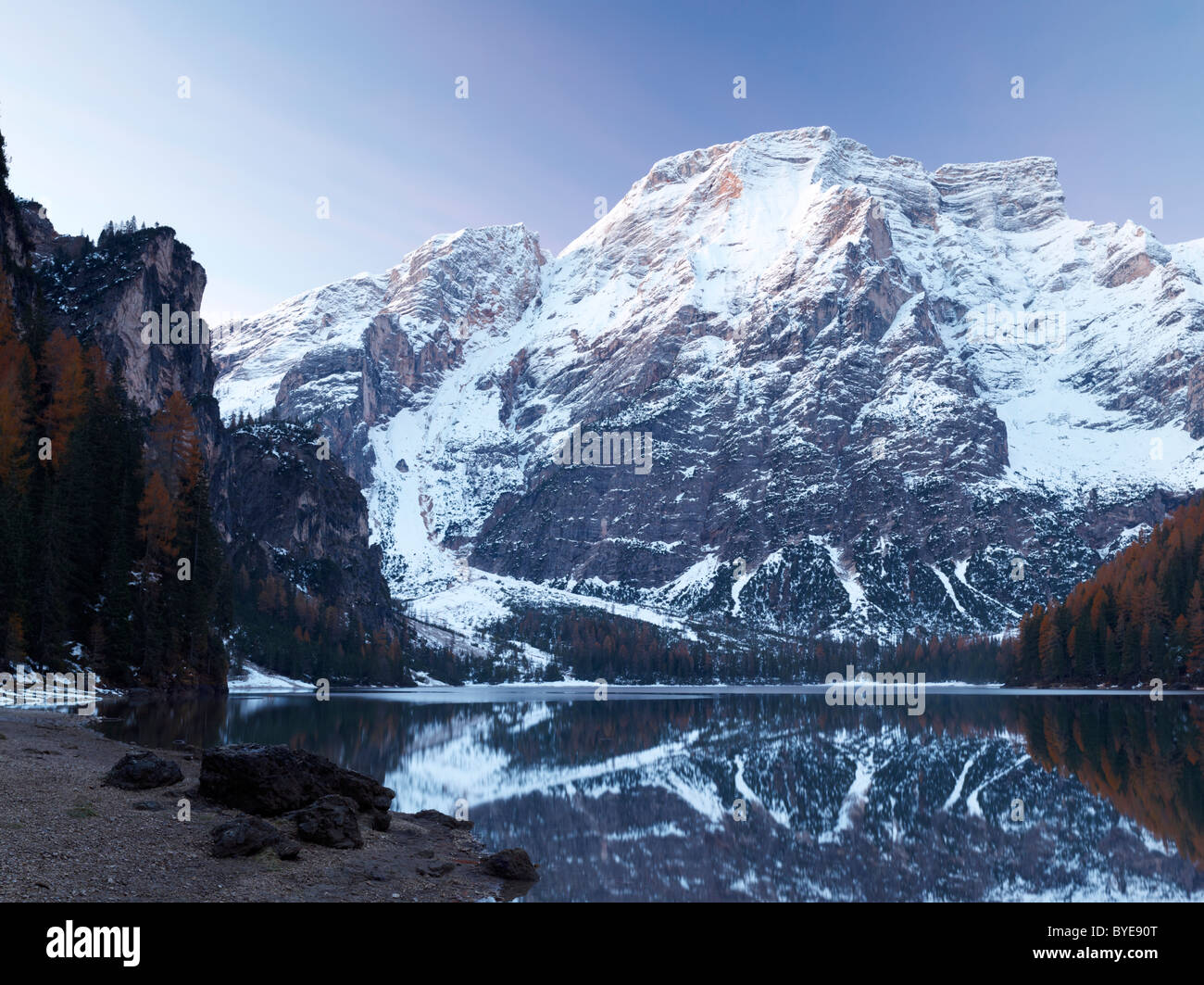 Lago di Braies oder Pragser Wildsee See bei Sonnenaufgang, Pustertal, Alto Adige, Italien, Europa Stockfoto