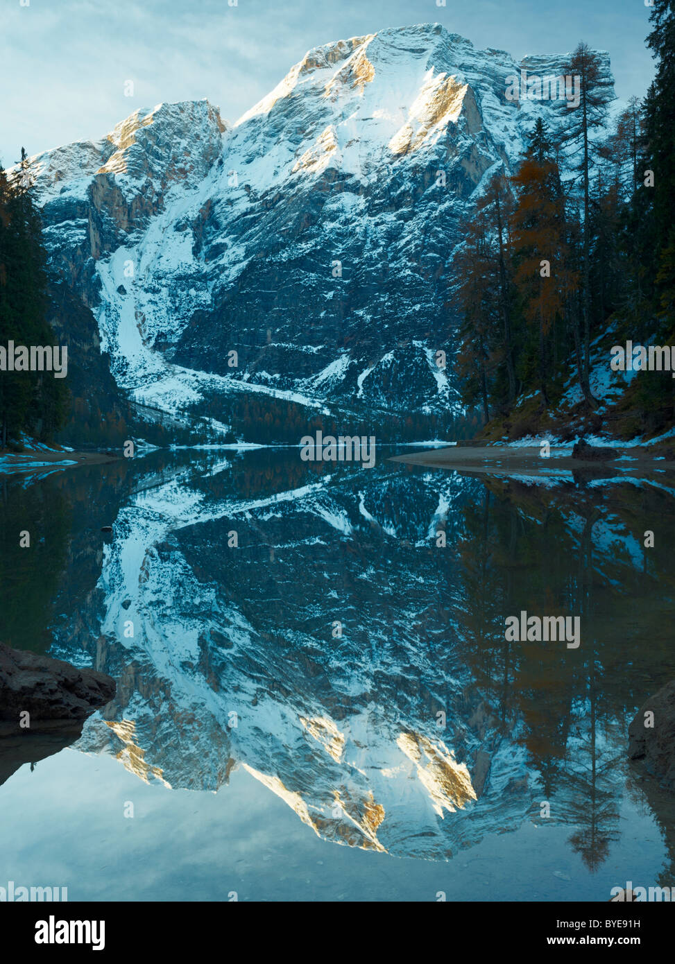 Lago di Braies oder Pragser Wildsee See bei Sonnenaufgang, Pustertal, Alto Adige, Italien, Europa Stockfoto