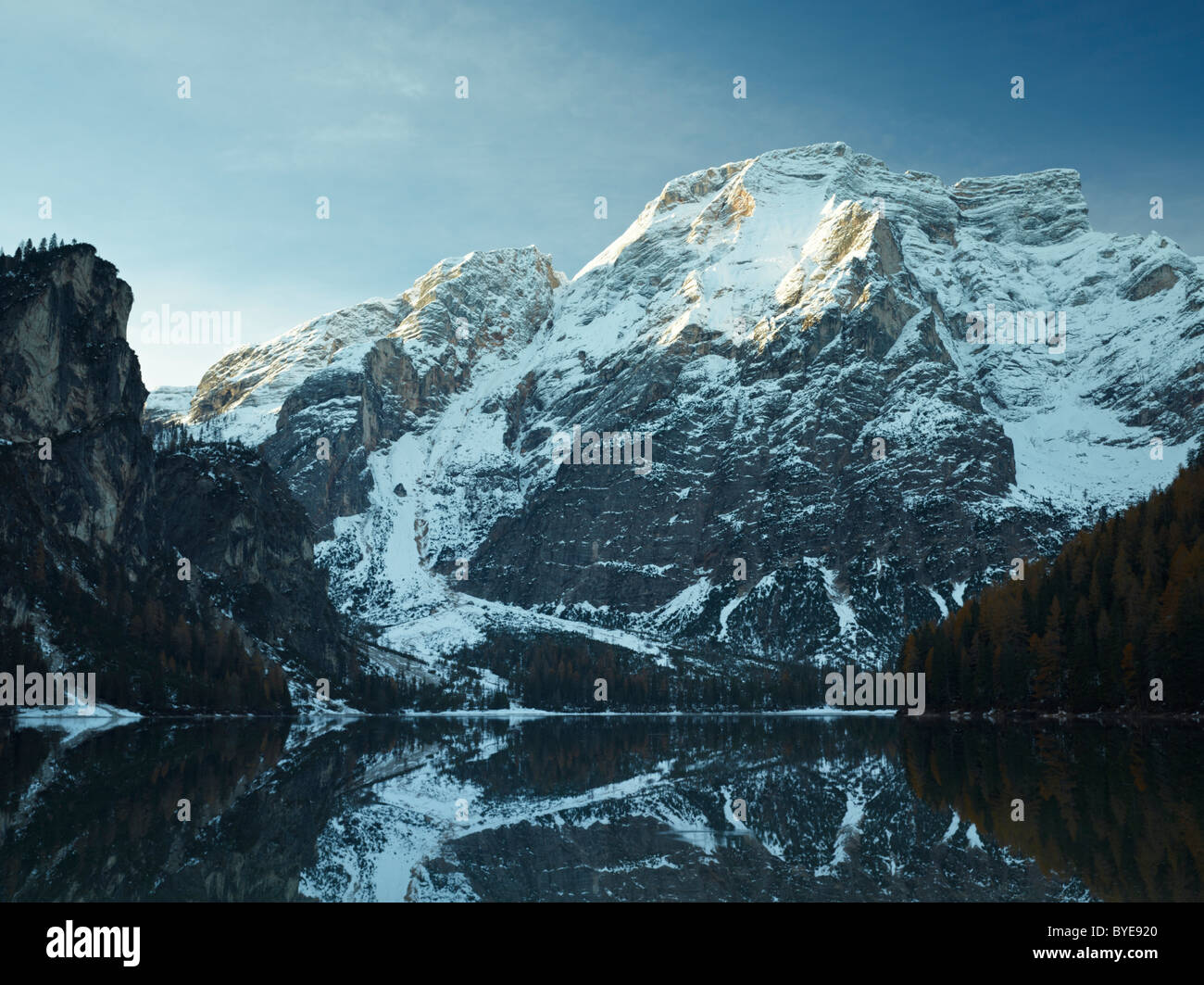Lago di Braies oder Pragser Wildsee See bei Sonnenaufgang, Pustertal, Alto Adige, Italien, Europa Stockfoto