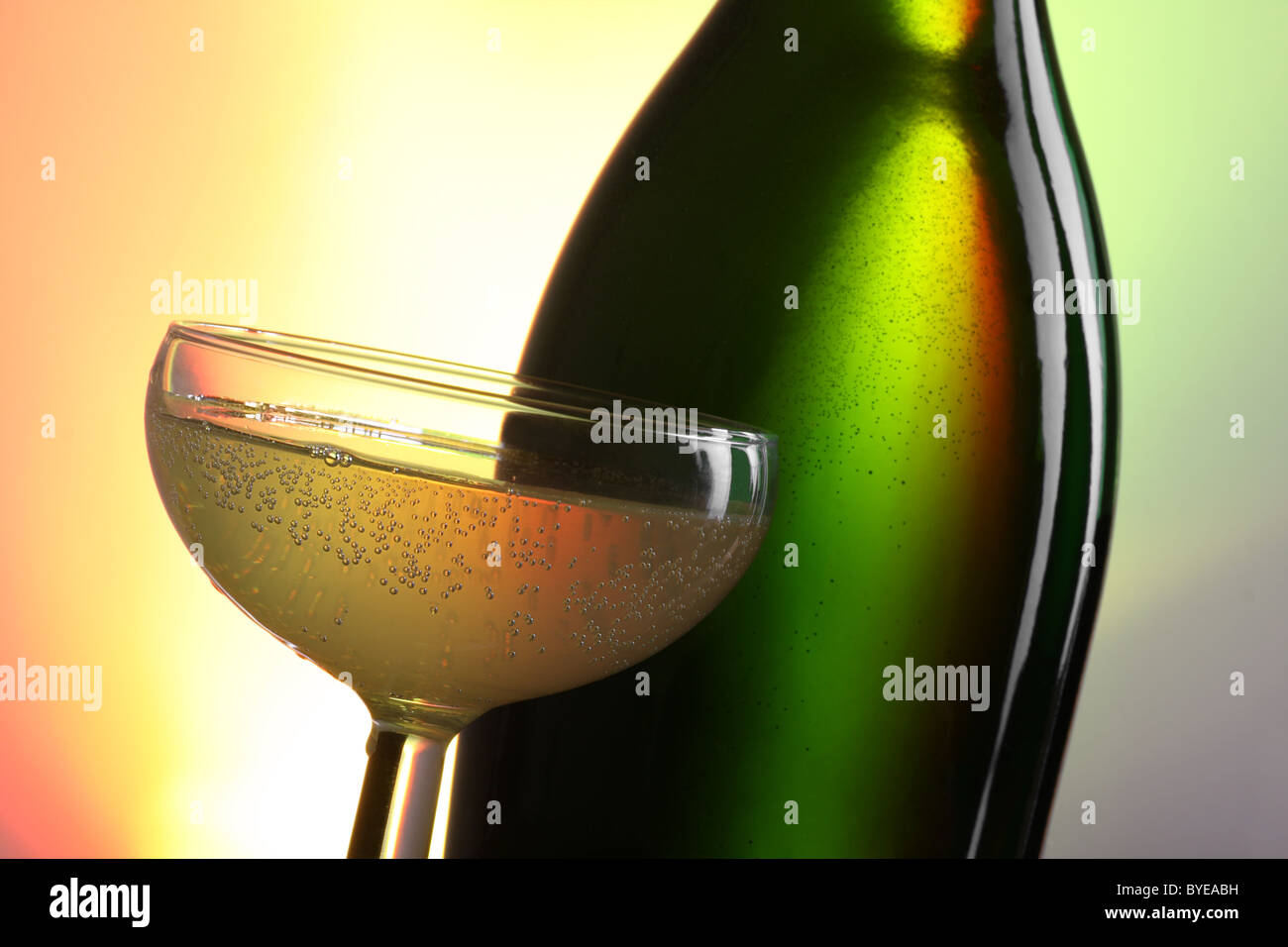 Eine Variante der ursprünglichen Mojito, serviert mit Zusatz von Champagne, eine zusätzliche kleine Überraschung geben Stockfoto