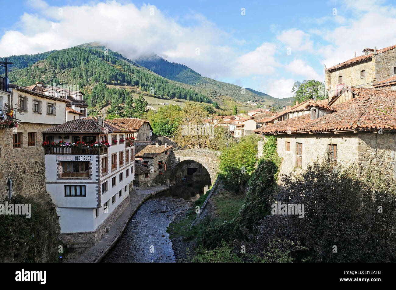Fluss durch Potes, Kleinstadt, Picos de Europa, Europa Gipfeln des Nationalparks, Kantabrien, Spanien, Europa Stockfoto