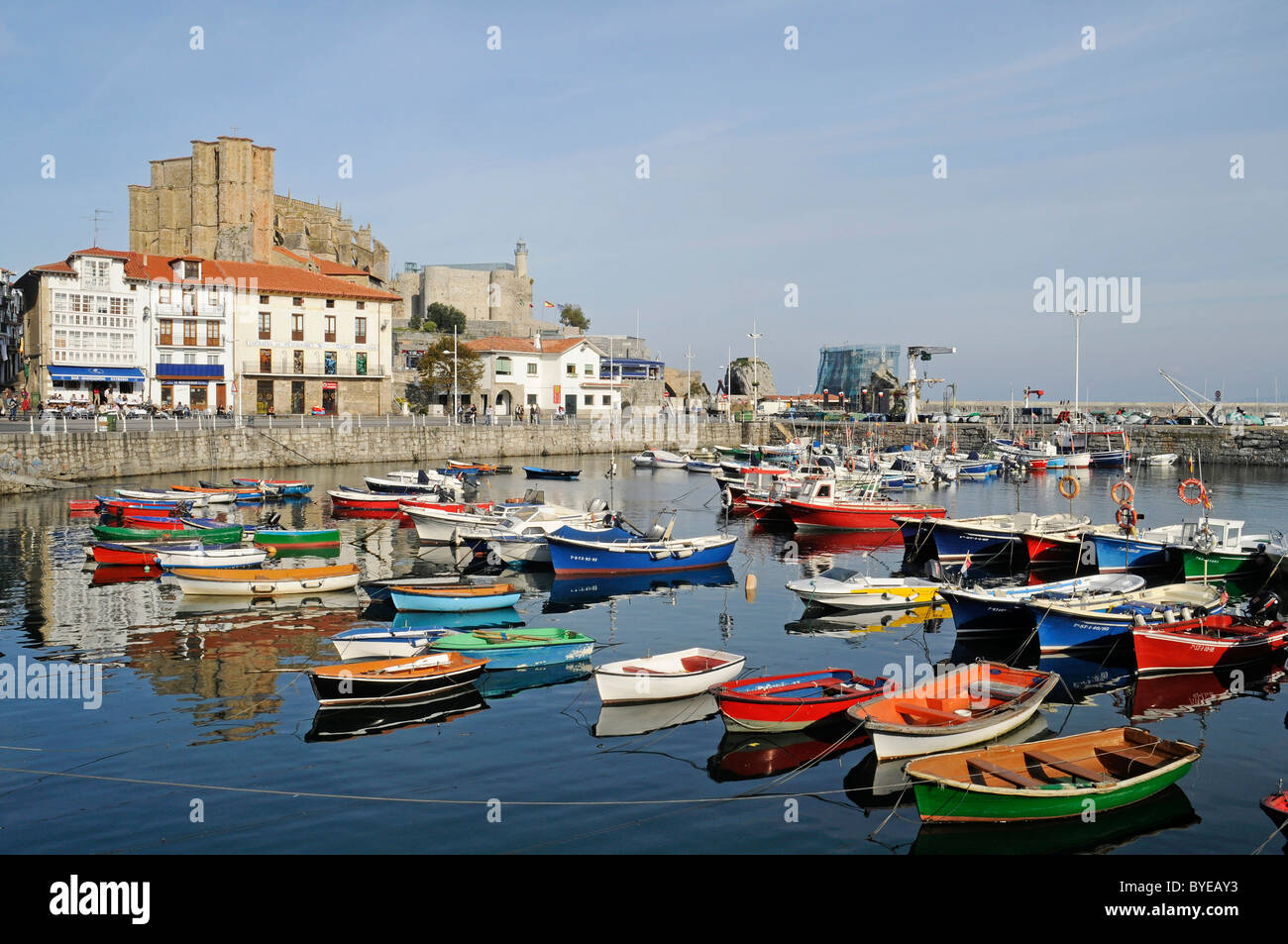 Kleine Boote im Hafen, Kirche Santa Maria, Santa Ana Festung, Castro
