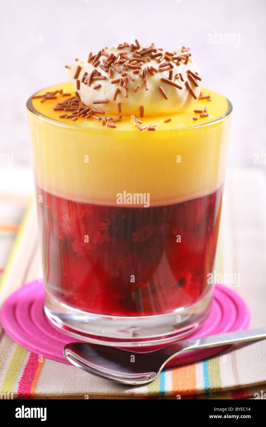 Frisch zubereitete Erdbeer trifle mit Sommerfrüchten Stockfoto