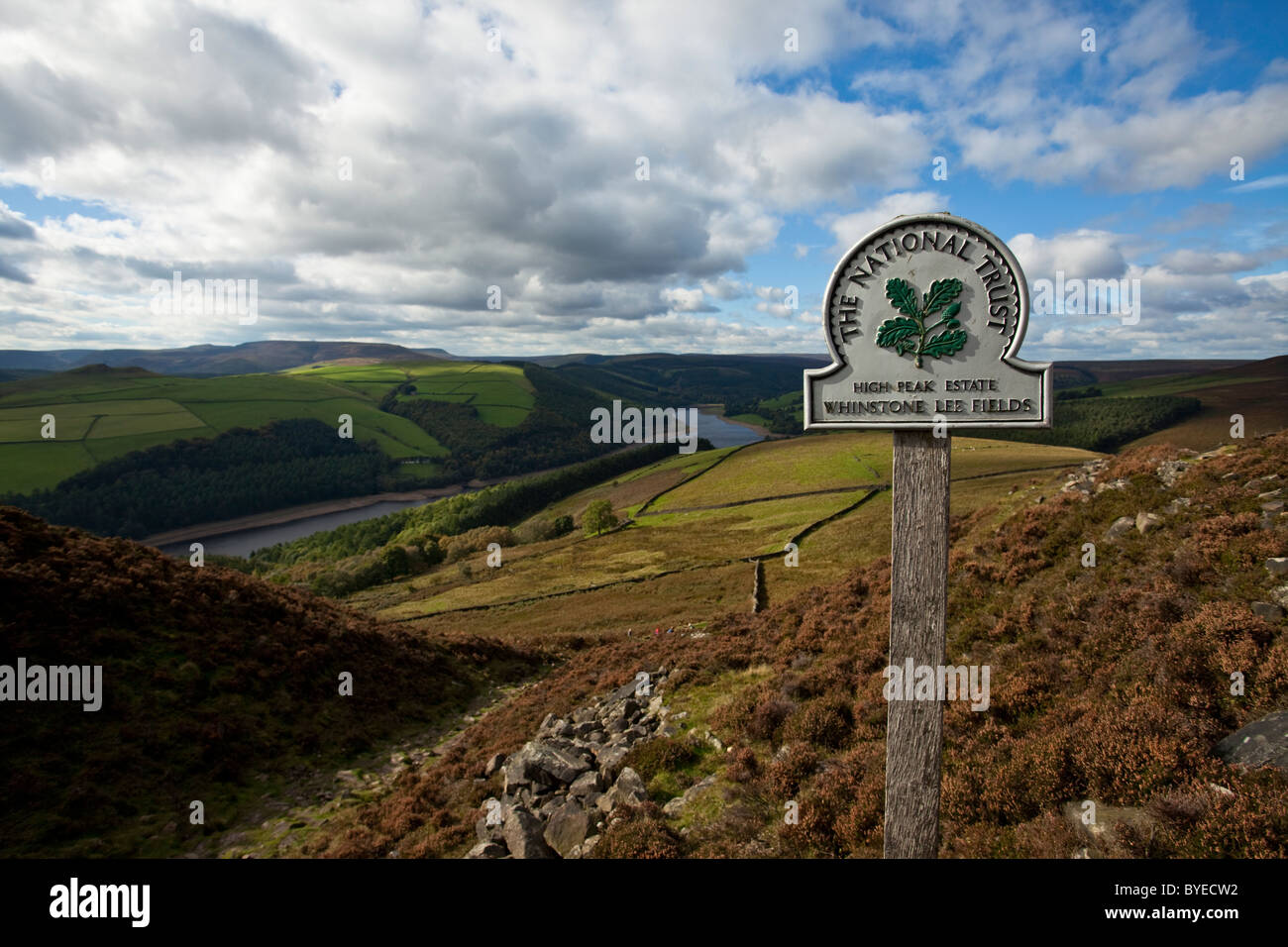 Melden Sie im Peak District National Trust Emblem mit Blick auf den Derwent Stauseen Stockfoto
