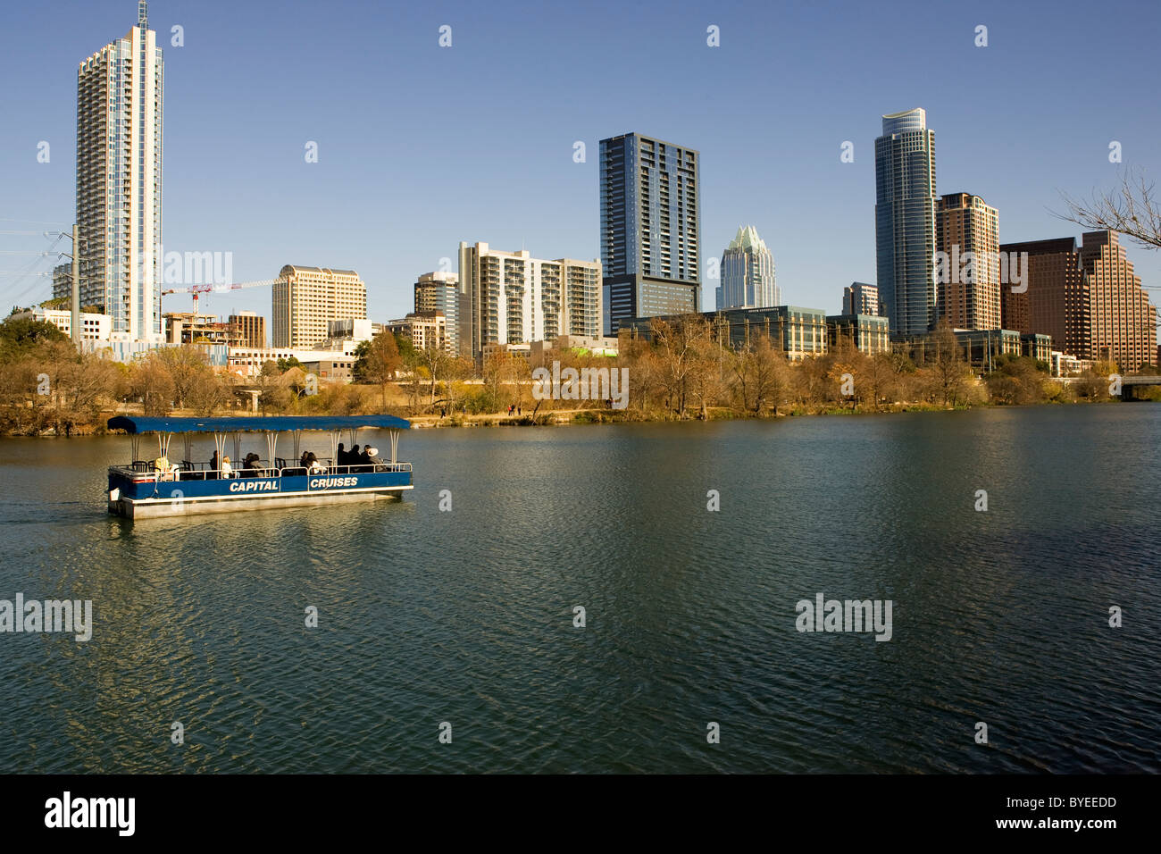 Ein Ausflugsschiff Motoren unten Lady Bird Lake(Town Lake) in Austin, TX Stockfoto