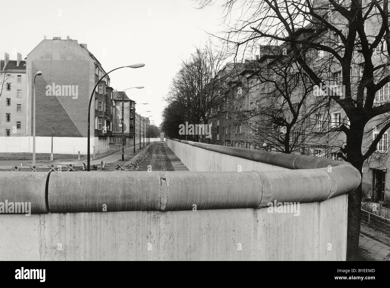 Blick über die Berliner Mauer im Jahr 1985 mit Wohnblocks auf beiden Seiten, Berlin, Deutschland, Europa Stockfoto