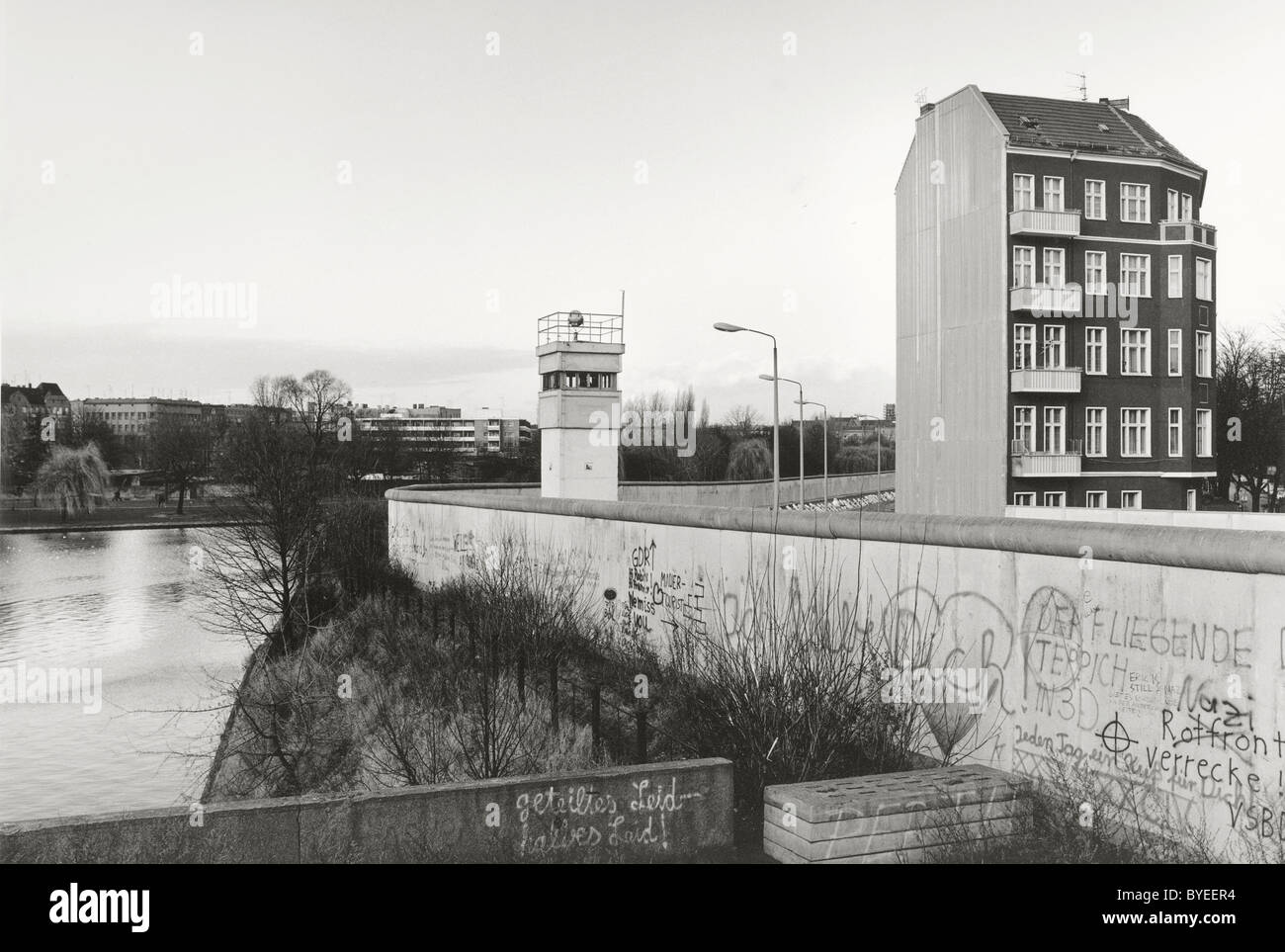 Blick über die Mauer in 1985, Einfamilienhaus neben einem Wachturm angrenzend an der innerdeutschen Grenze, bekannt als der Todesstreifen Stockfoto