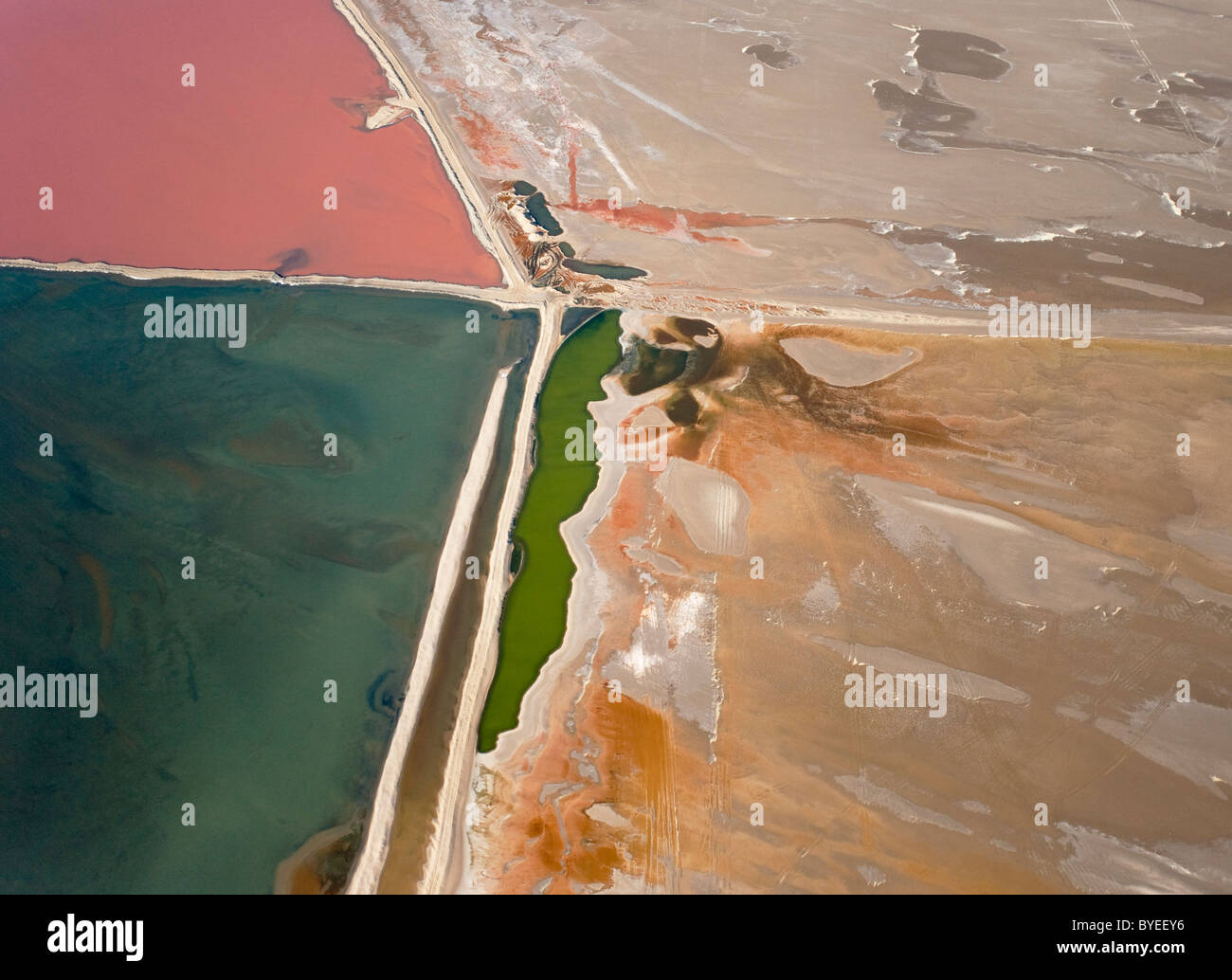 Luftaufnahme von salzhaltigem Wasser an der Saline von Walvis Bay zwischen Namib-Wüste und Atlantik. Stockfoto
