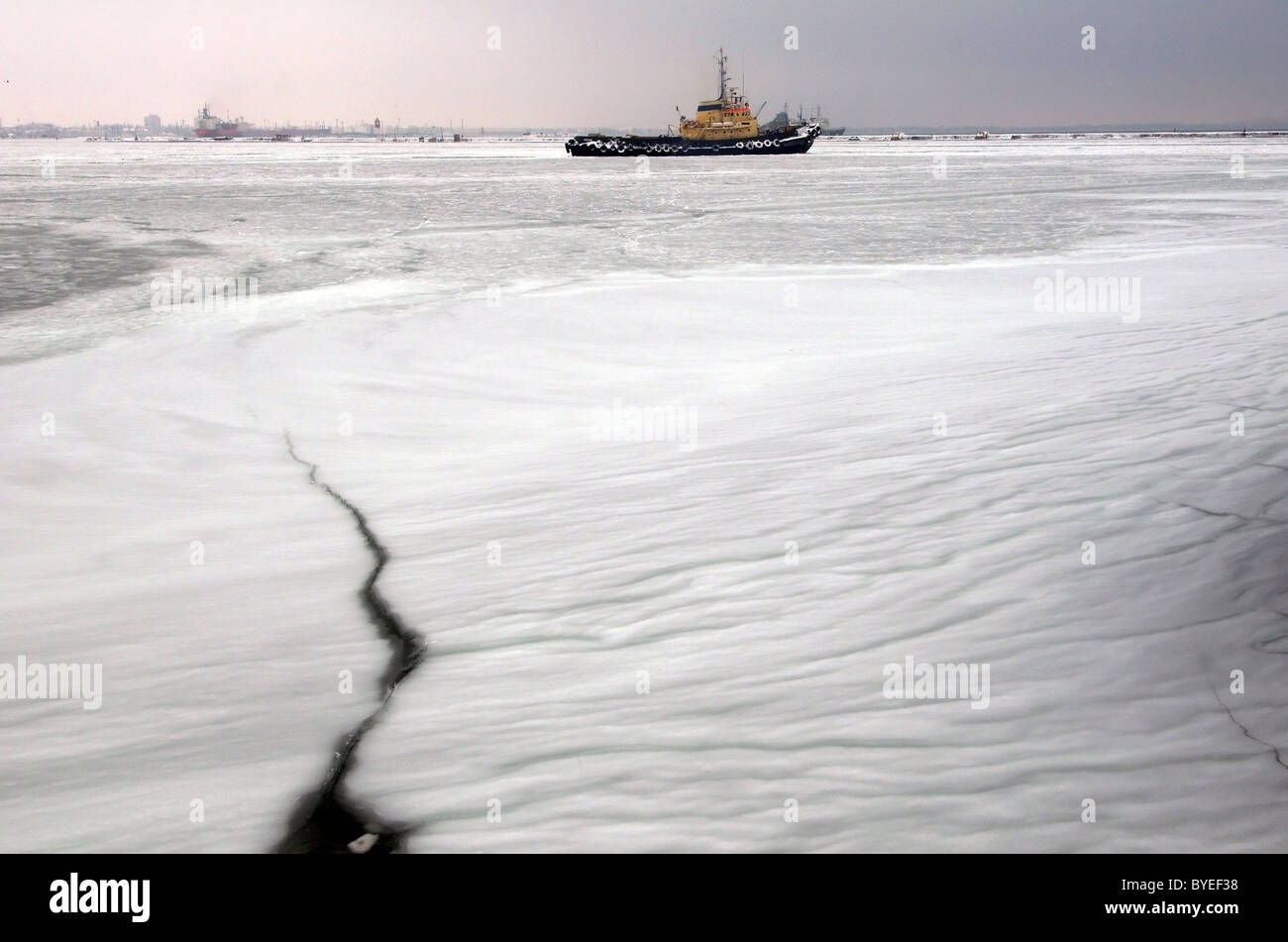 Das Schwarze Meer ist mit Eis bedeckt, der Hafen von Odessa Stockfoto