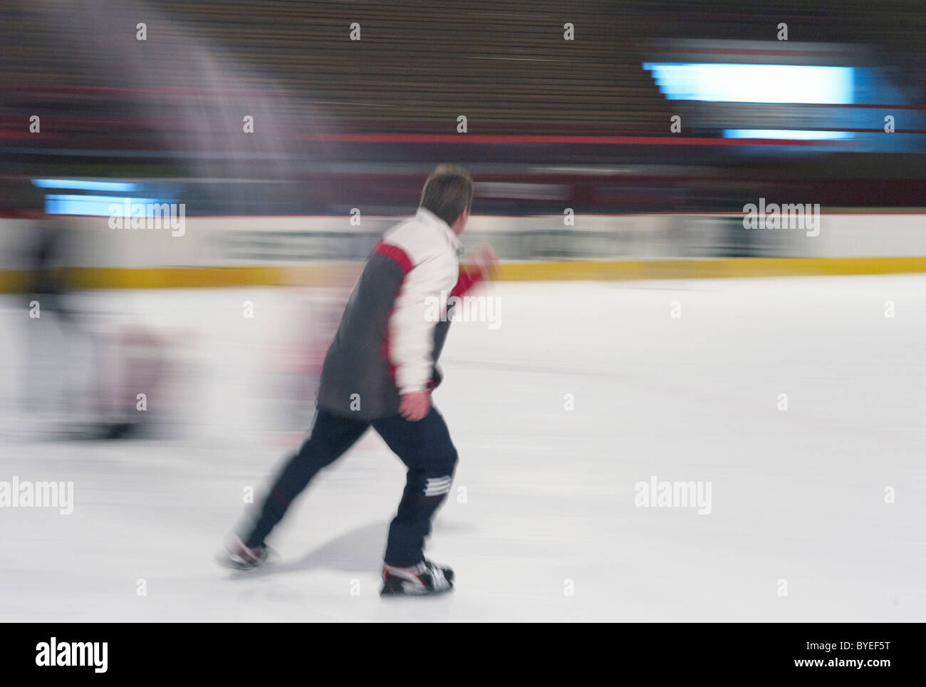 Mann, Schlittschuhlaufen auf einer Eisbahn in Novey Zamky Slowakei Stockfoto