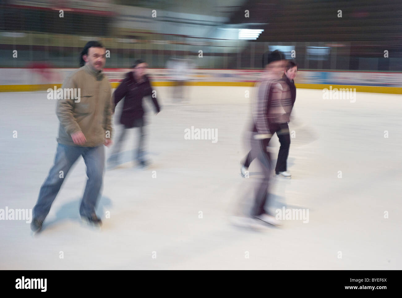 Skater auf einer Eisbahn in Novey Zamky Slowakei Stockfoto