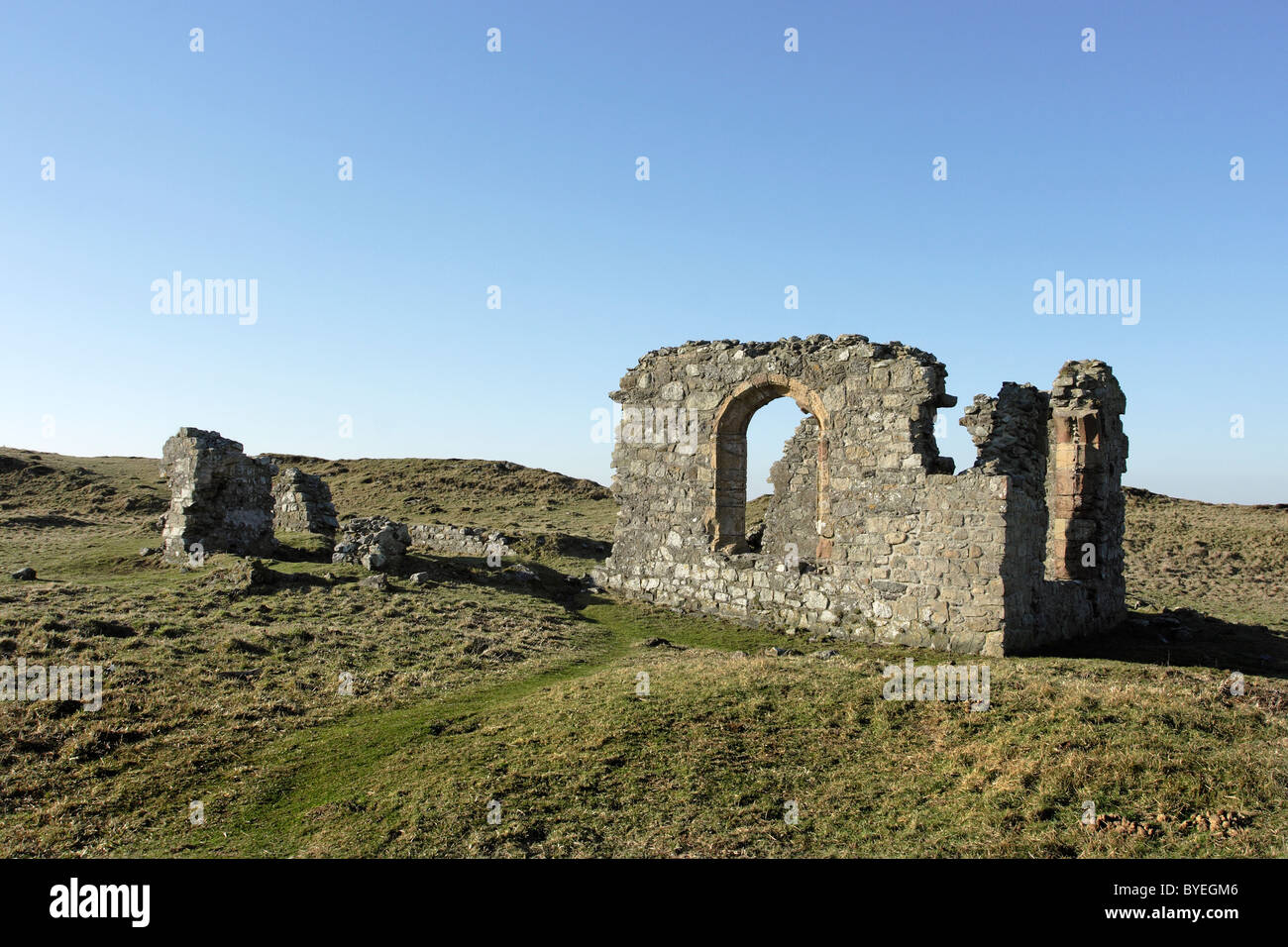 Ruinen der St. Dwynwens Kirche auf Llanddwyn Island, Isle of Anglesey, Nordwales. St Dwynwen ist der walisischen Schutzpatron der Liebenden Stockfoto
