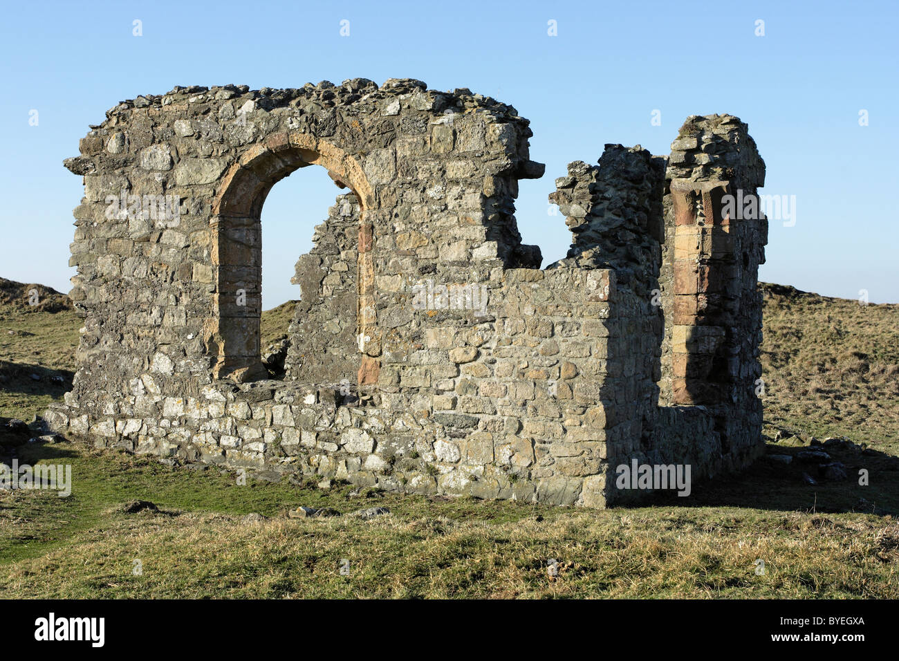 Ruinen der St. Dwynwens Kirche auf Llanddwyn Island, Isles of Anglesey, Nordwales Stockfoto