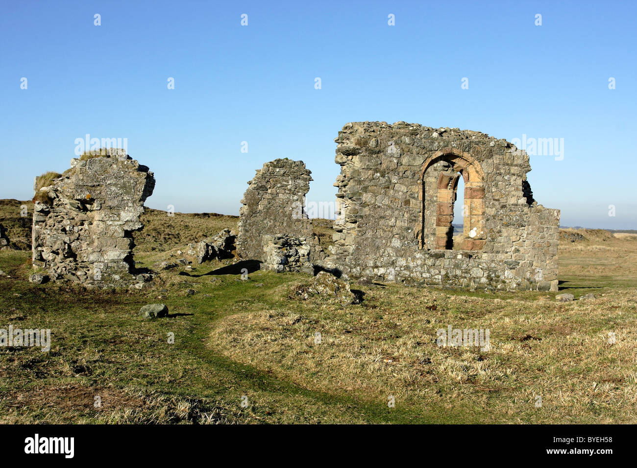 Ruinen der St. Dwynwens Kirche auf Llanddwyn Island, Anglesey, Nordwales Stockfoto