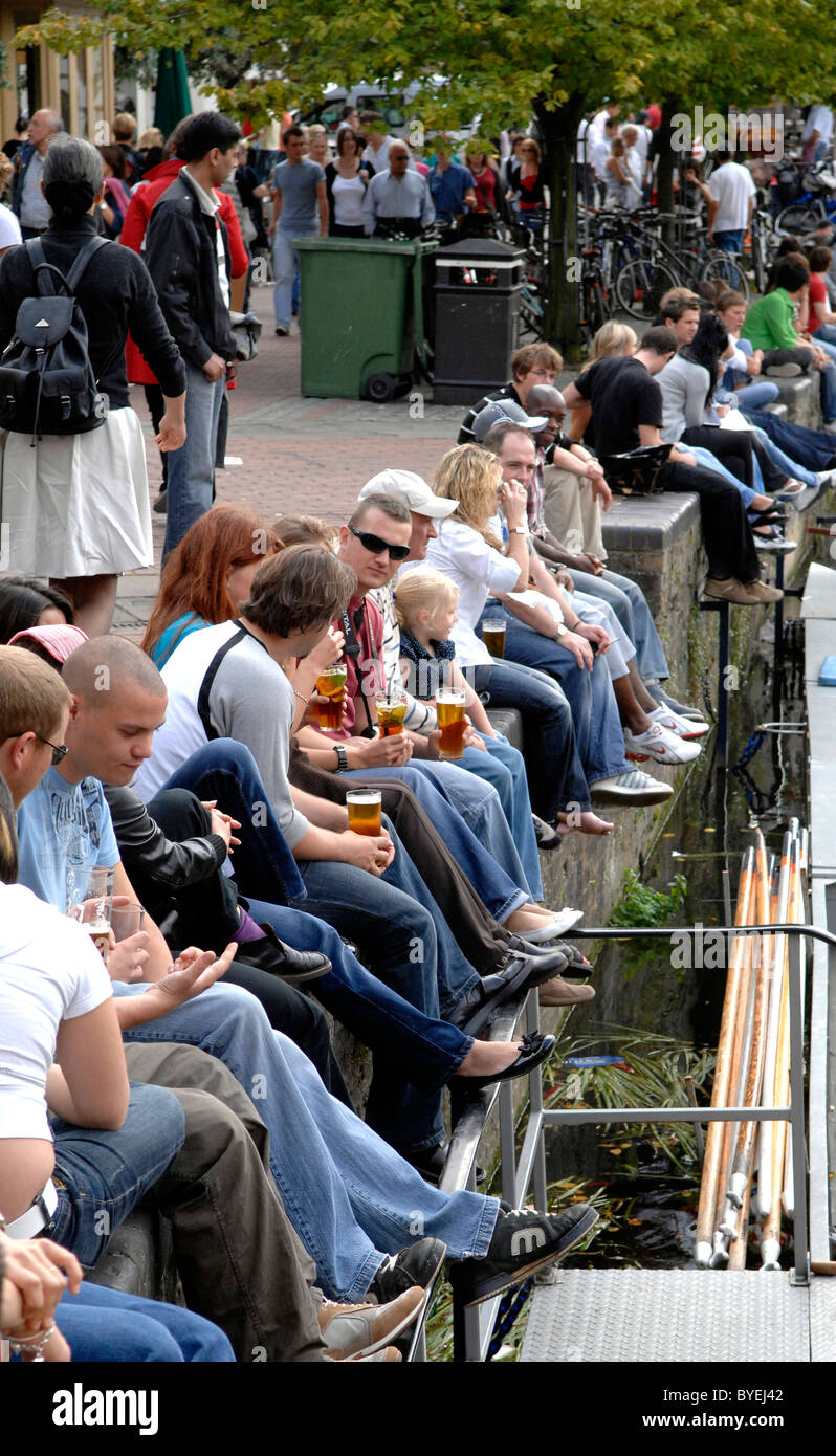Am Nachmittag Trinker und Besucher drängen sich Wasser an einem Wochenende in der alten Stadt von Cambridge, Cambridgeshire, Großbritannien Stockfoto