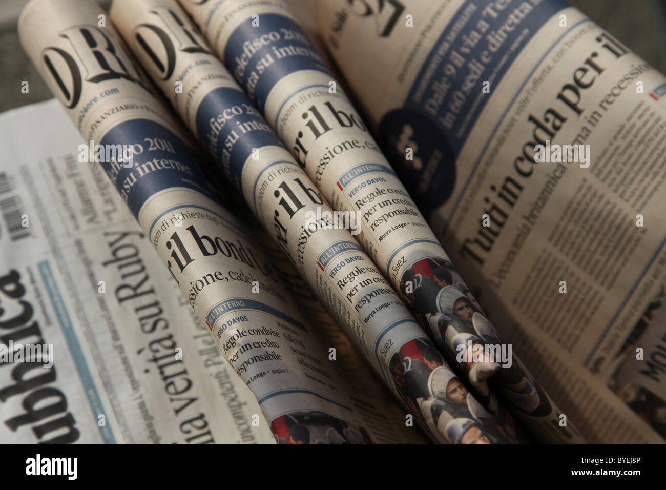 Sammlung von Lokalzeitungen in am Straßenstand in Venedig Italien Stockfoto