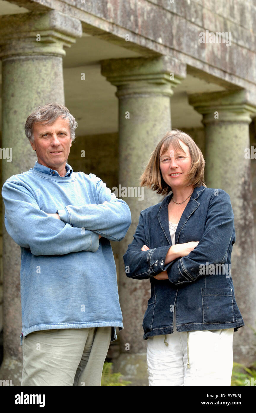 Godolphin House, National Trust, Cornwall. Abgebildet sind John und Joanne Schofield vor der Nordfassade des Hauses. Stockfoto