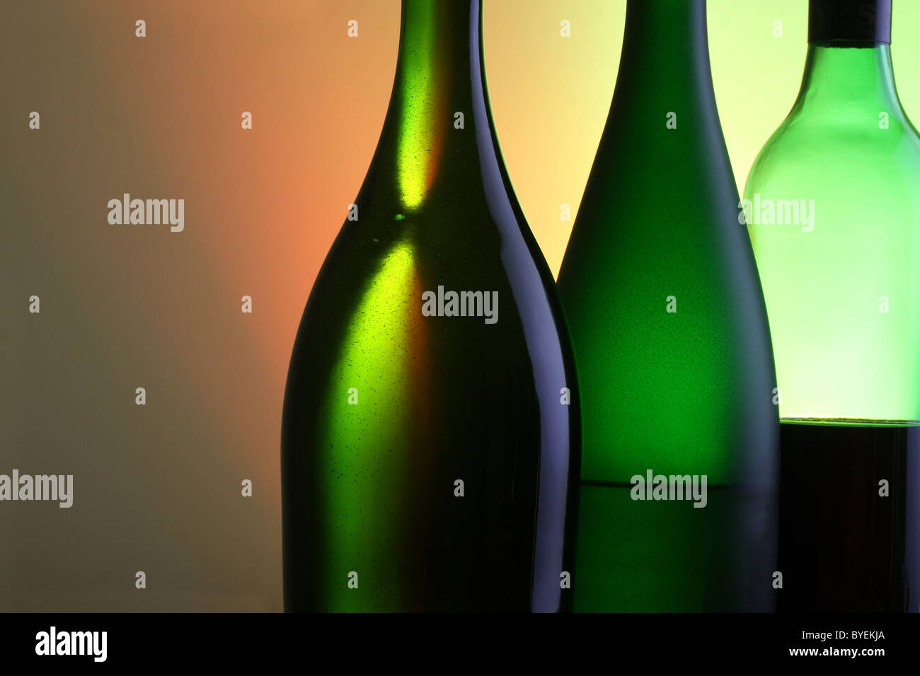 drei Flaschen enthalten, Champagner, rot- und Weißwein Stockfoto