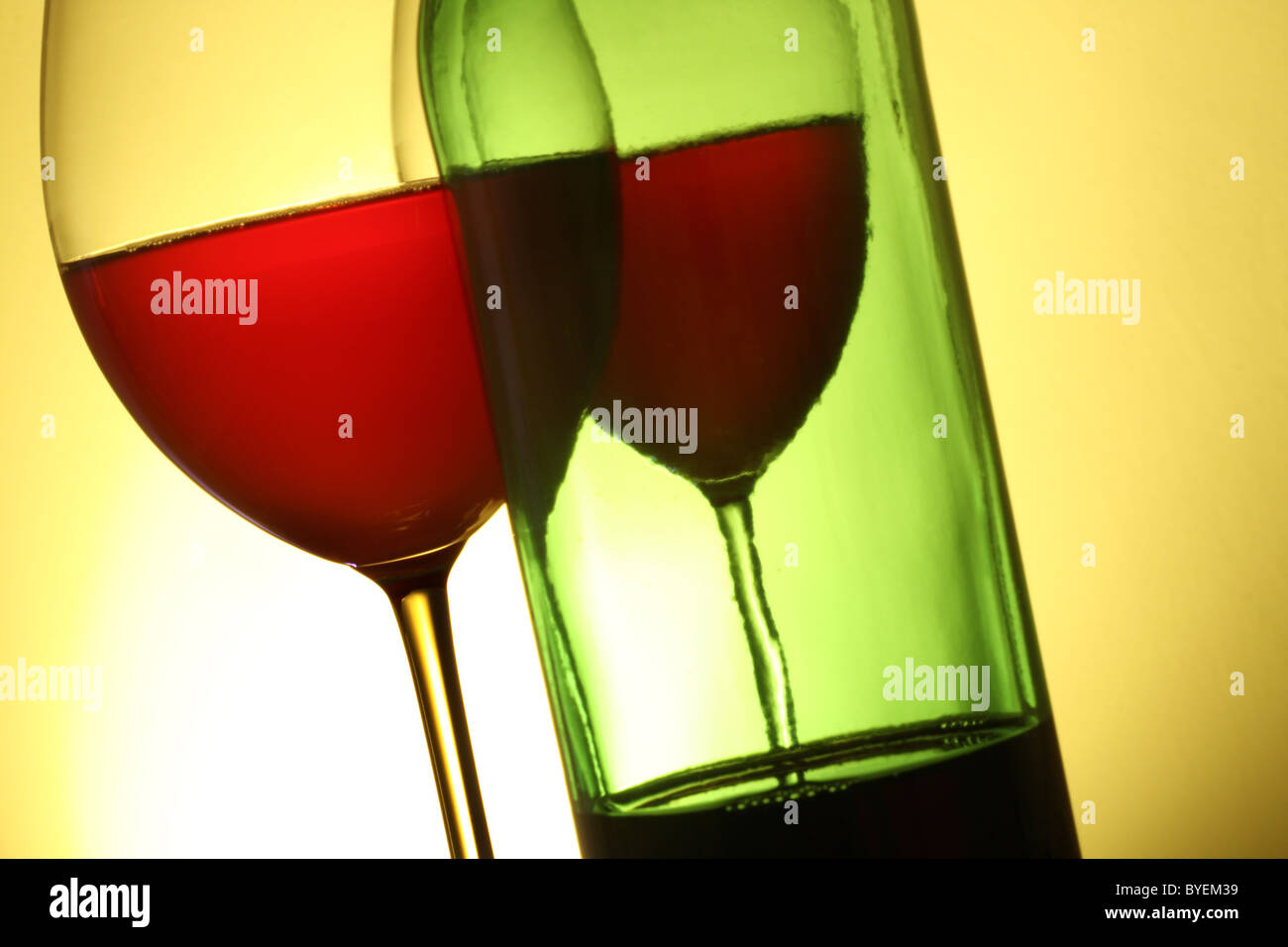 paar Rotweingläser und Flasche Stockfoto