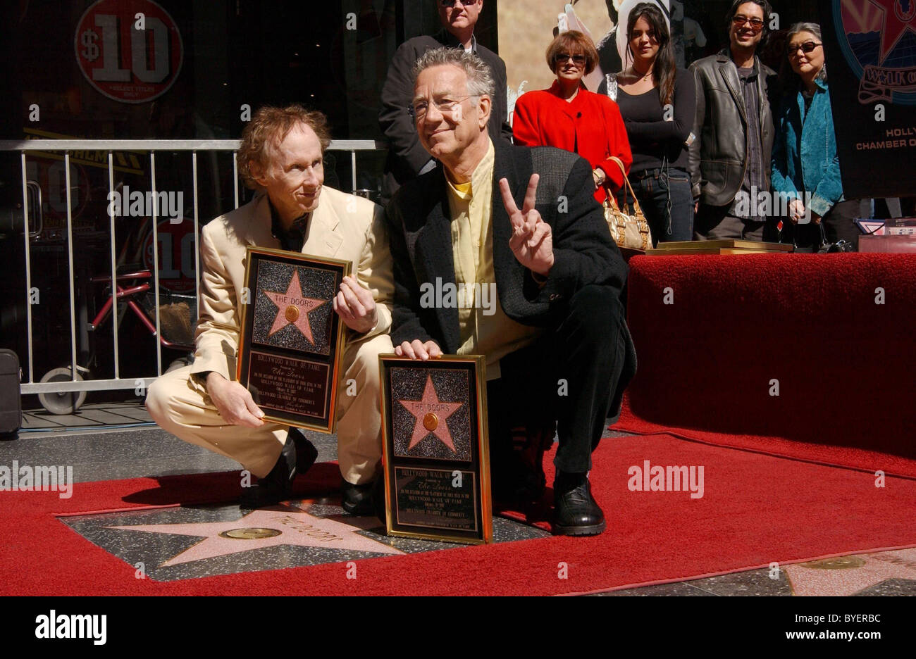 Robbie Krieger, links und Ray Manzarek Rockband, die Türen feiern ihren 40. Geburtstag mit Stern auf dem Hollywood Stockfoto