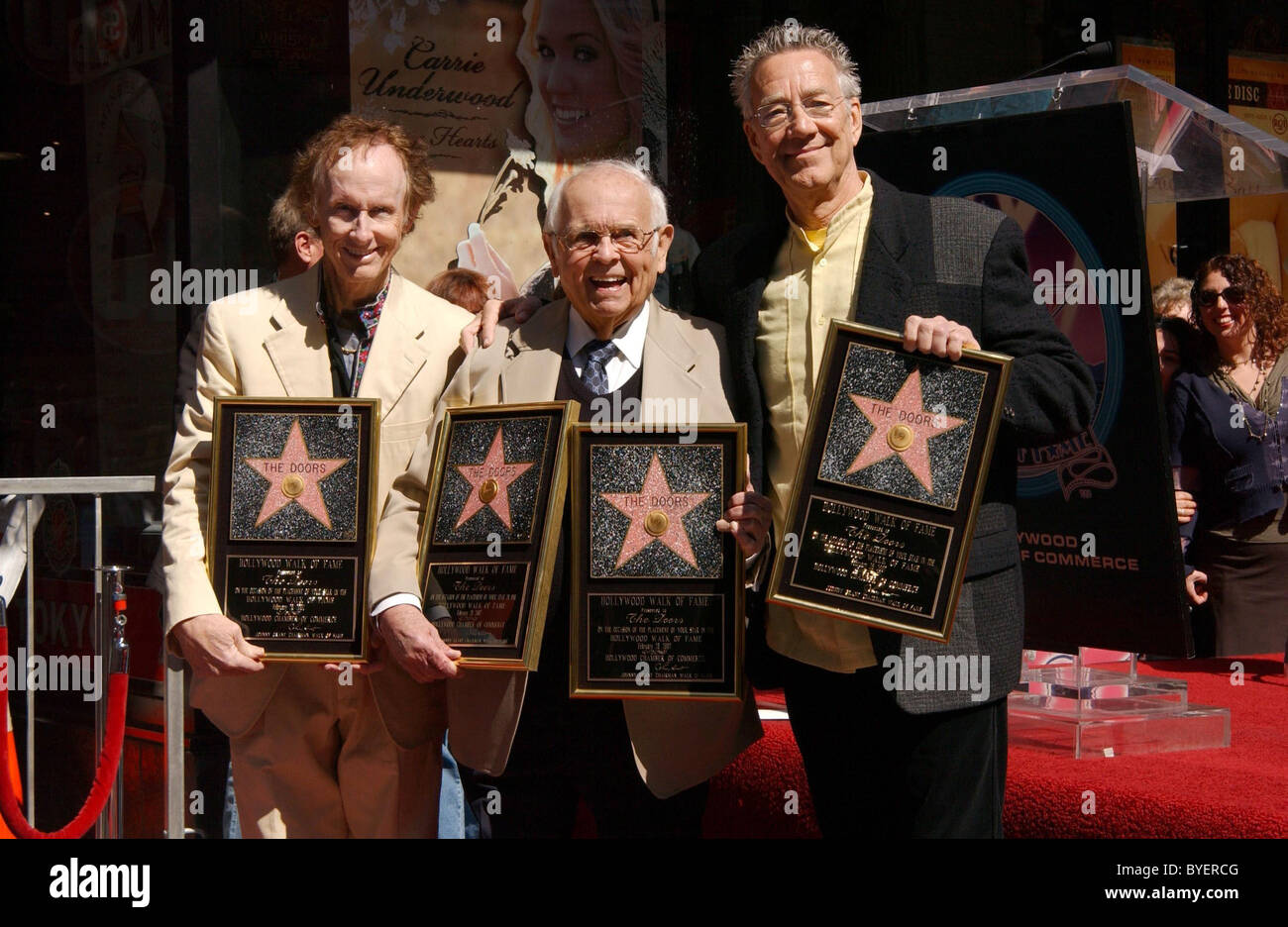 Robbie Krieger, ehrenamtlicher Bürgermeister Johnny Grant und Ray Manzarek Rockband, die Türen feiern ihren 40. Geburtstag mit der Stockfoto