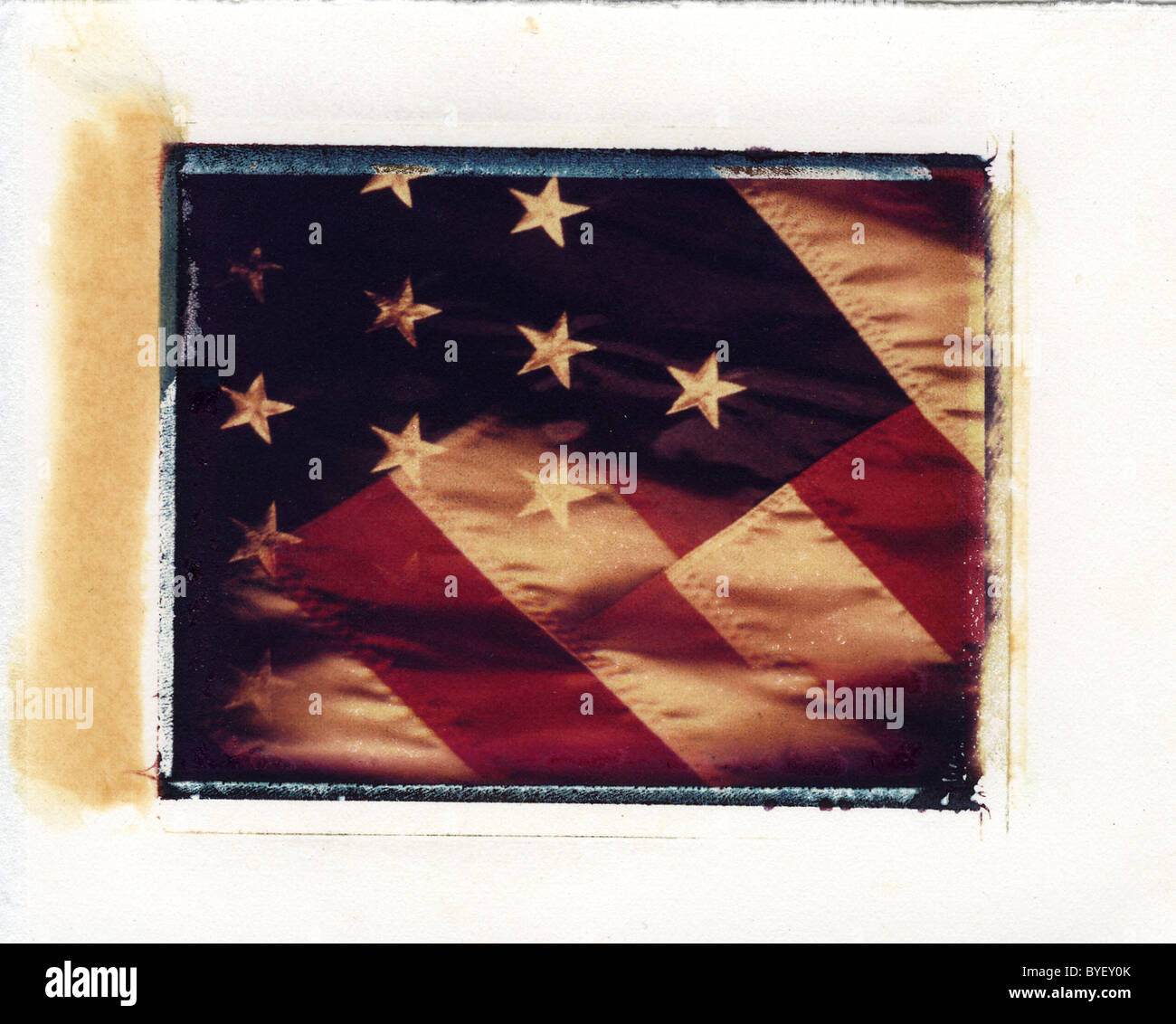 eine amerikanische Flagge mit einem Stern Blutungen in den Streifen Stockfoto