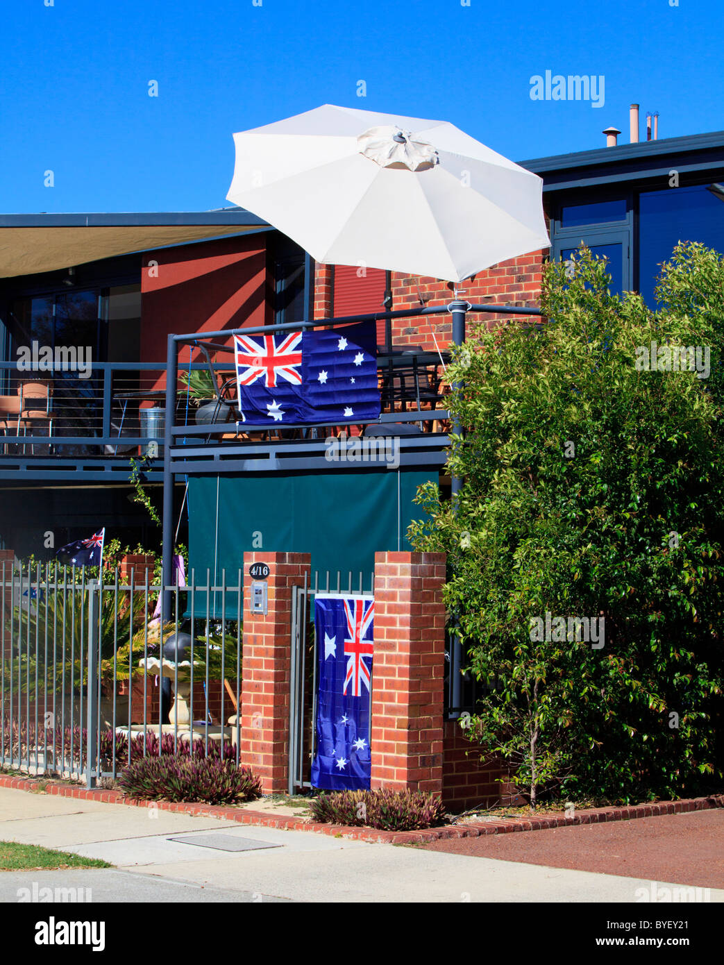Australische Flaggen angebracht zum Balkon und Eingangstor am Australia Day Stockfoto