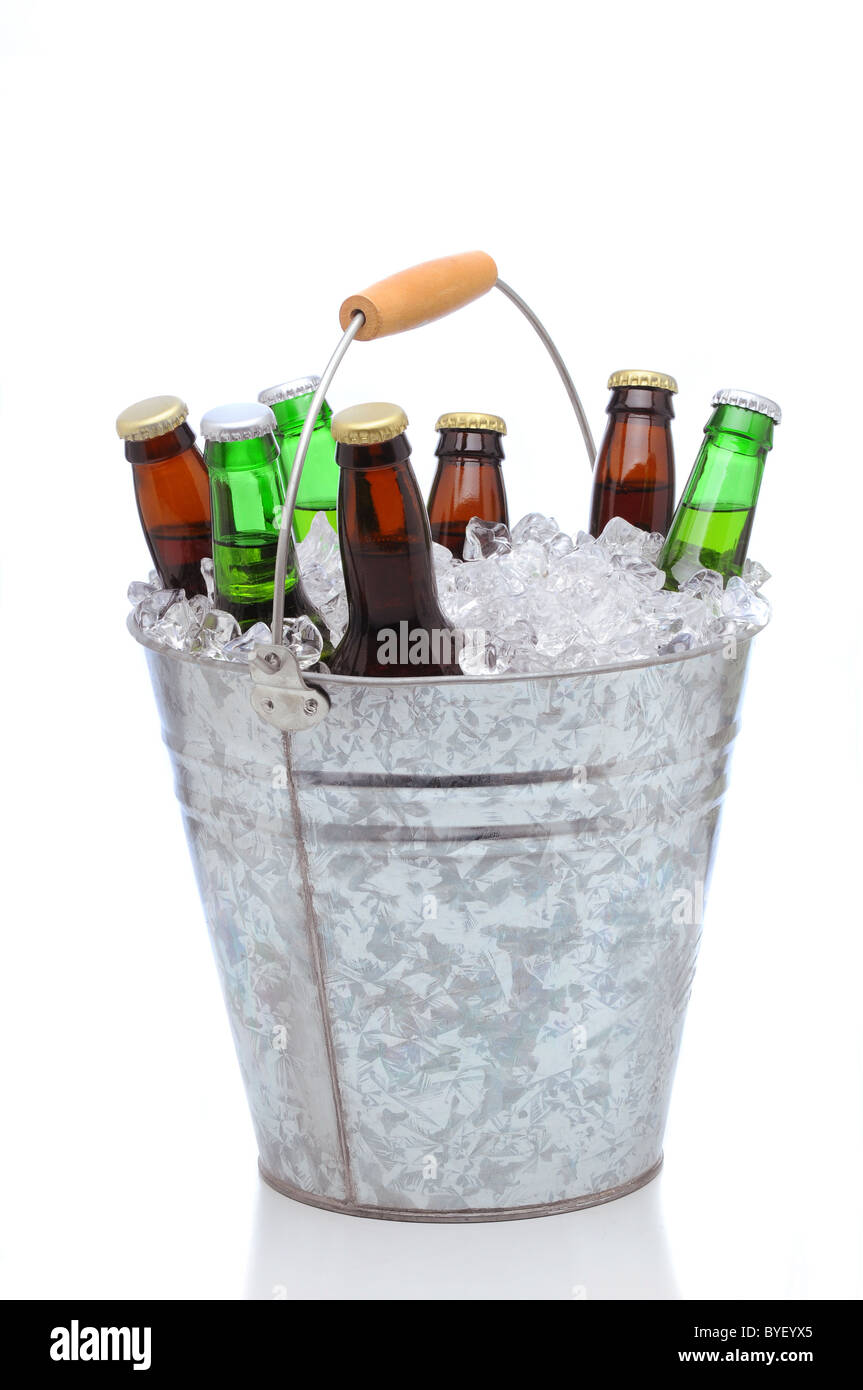 Verschiedene Bierflaschen in einem Eimer Eis isoliert auf einem weißen Hintergrund. Stockfoto