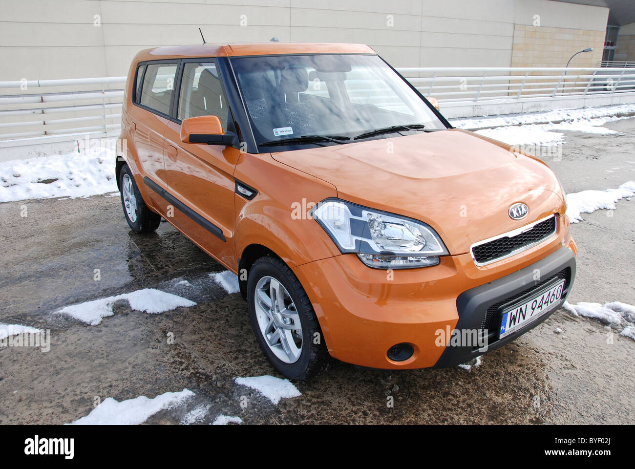 Kia Soul 1.6 - mein 2008 - Orangen - fünf Türen (5D) - koreanischen populären Minivan Kleinwagen, kleinen MPV - Parkplatz, Parkplatz Stockfoto