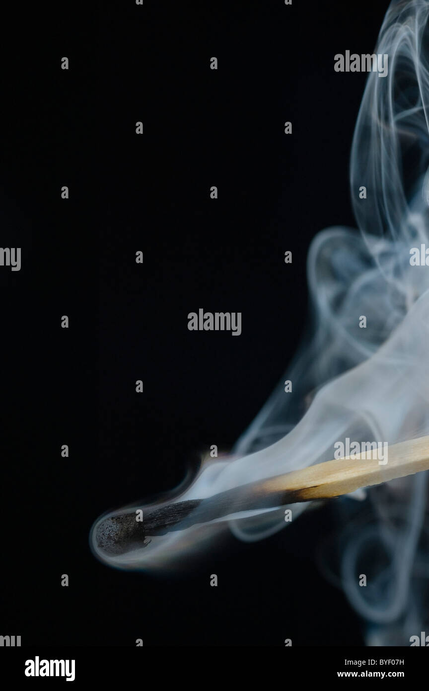Rauch steigt aus einem Put-Out Sicherheit Match. Stockfoto