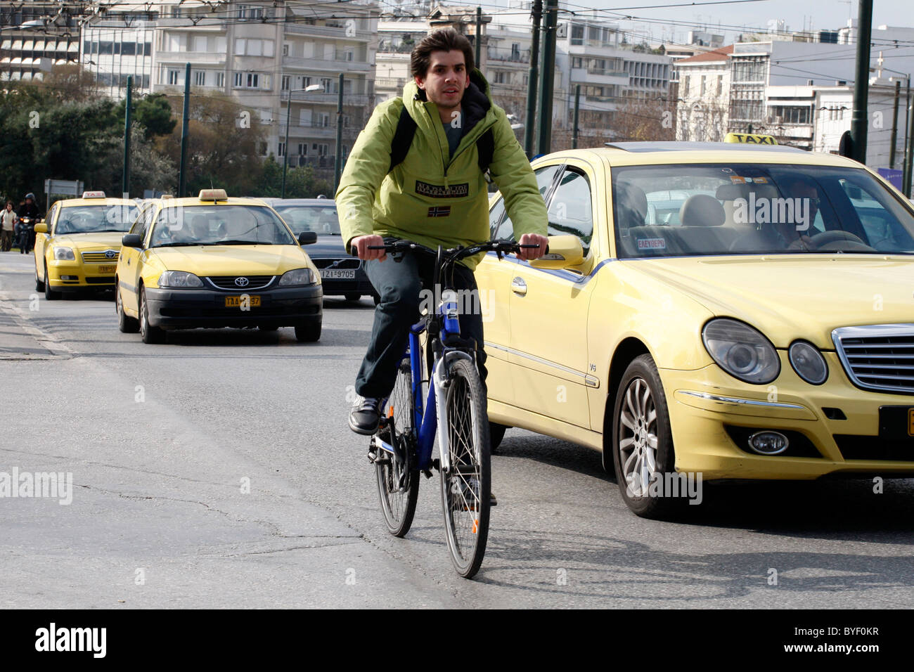 Ein Mann Zyklen unter Fahrzeugen im Stau während einer 48-Stunden-Streik in Athen mit öffentlichen Verkehrsmitteln. Stockfoto