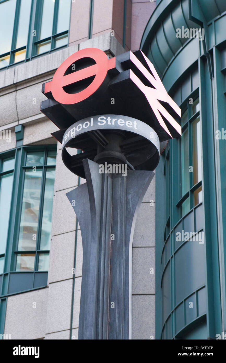 London, Liverpool Street Station, äußere Bild der zeitgenössischen modernen Logo London Underground & British Rail oder logos Stockfoto