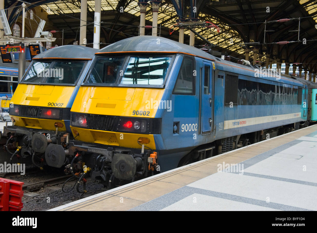 London, Liverpool Street Station Plattform, National Express elektrische Züge Motoren & Wagen Stockfoto