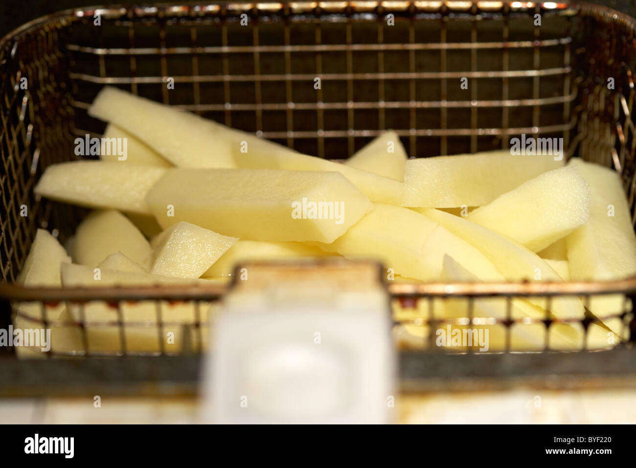 Roh in Scheiben geschnittenen hausgemachten Chips aus frischen Kartoffeln Stockfoto