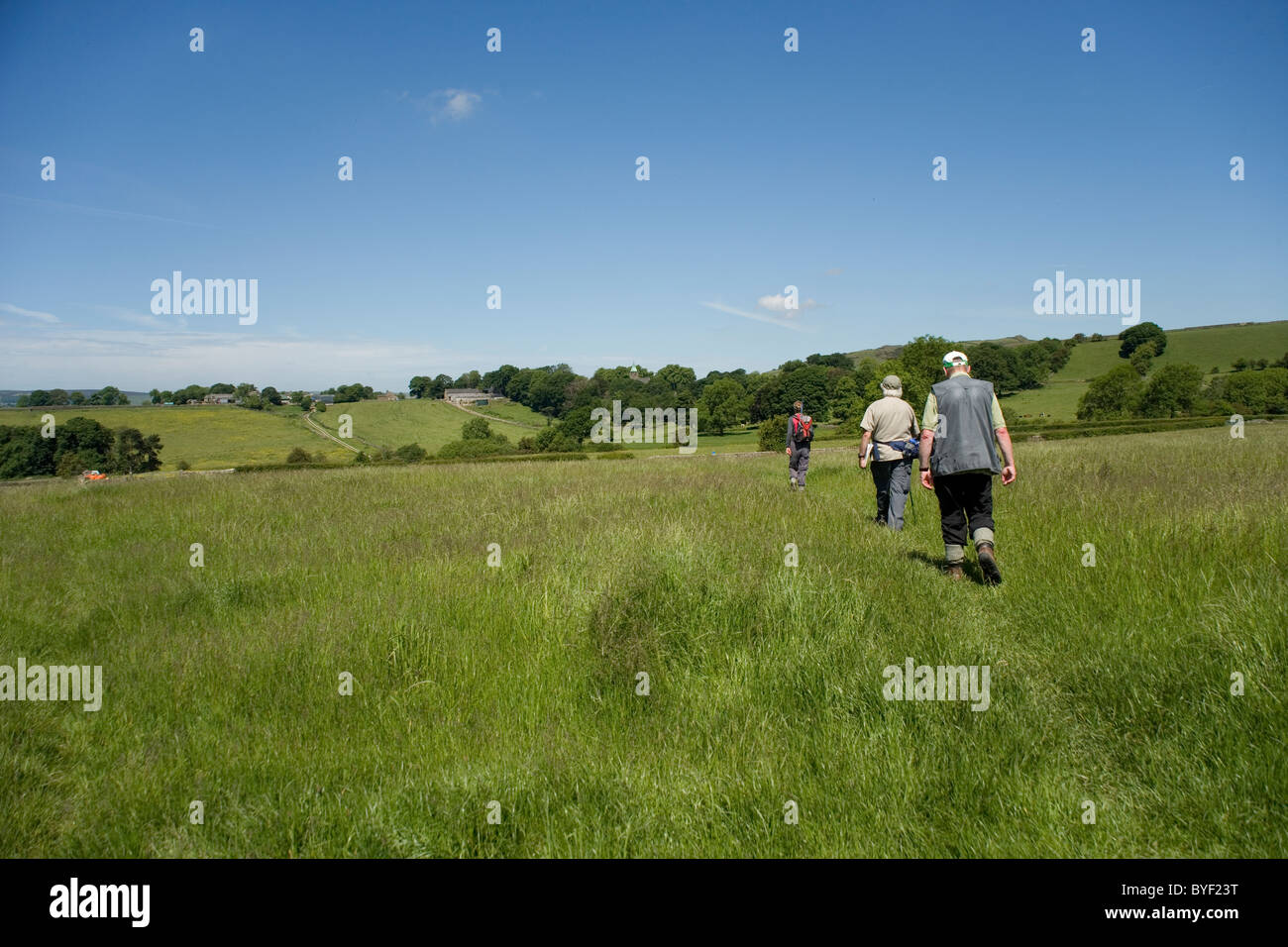 Fuß durch die Felder von Hartington Sheen Dorf in Derbyshire Dales im Sommer Stockfoto