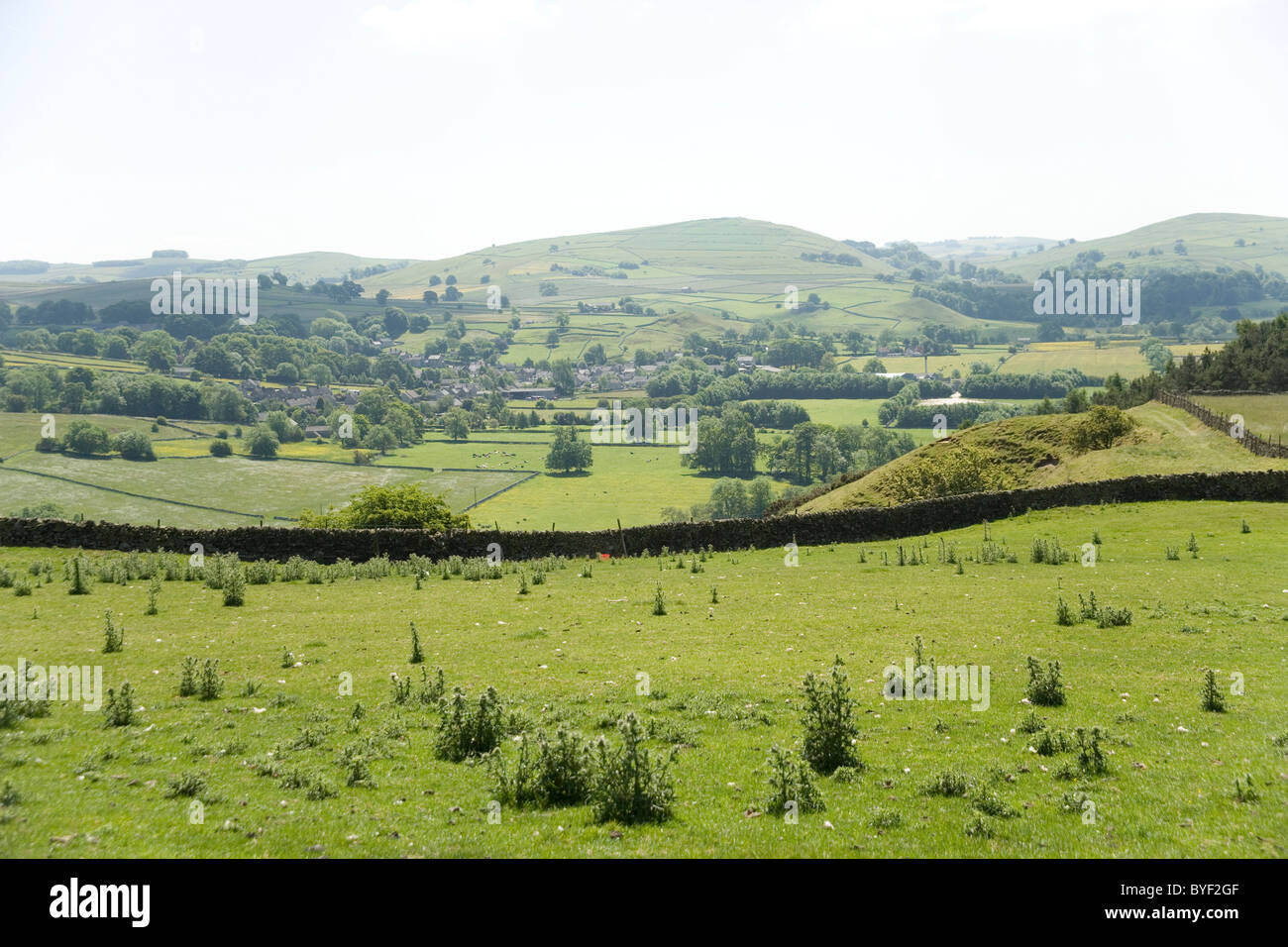 Hartington Dorf aus der Fußweg von Sheen Dorf in Derbyshire Dales im Sommer Stockfoto